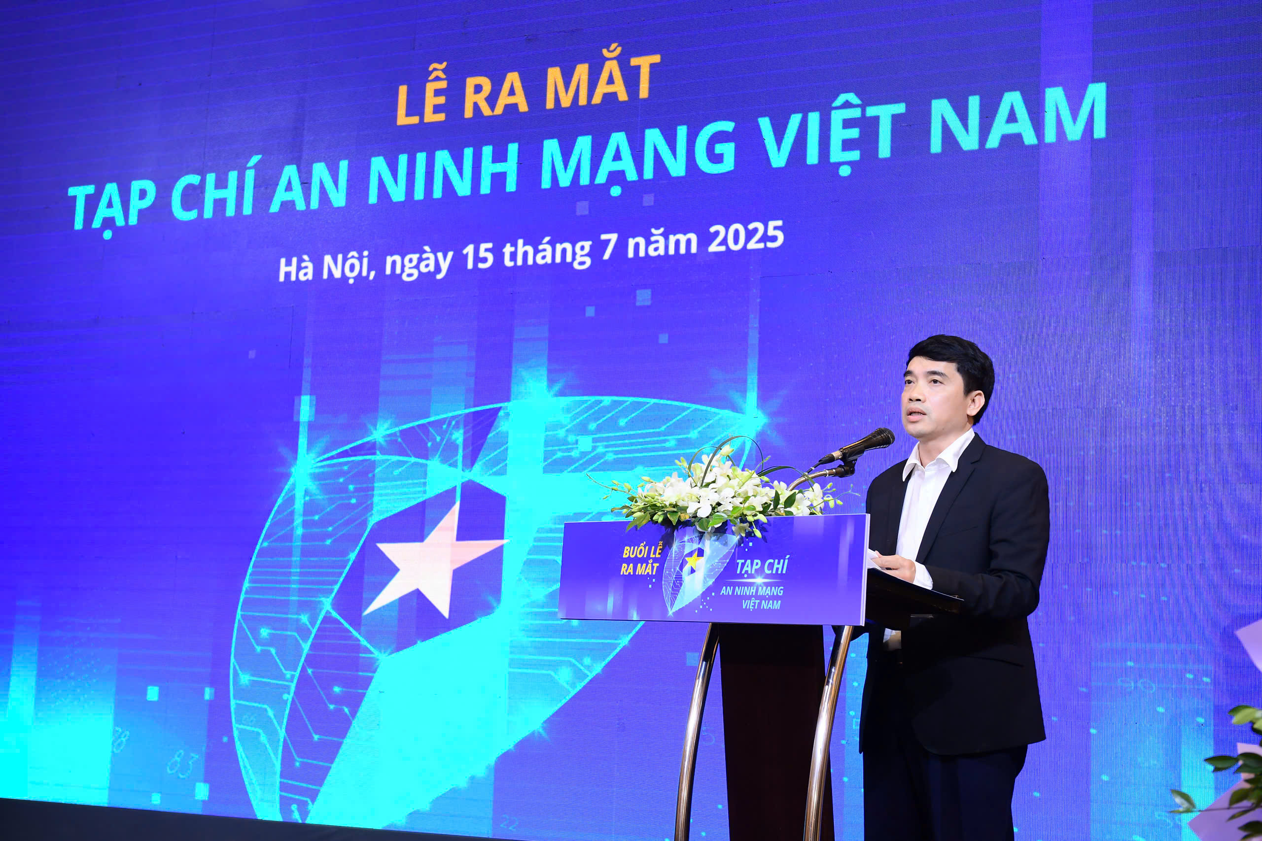 &Ocirc;ng Nguyễn Tất Hồng Dương - Tổng bi&ecirc;n tập Tạp ch&iacute; điện tử An ninh mạng Việt Nam ph&aacute;t biểu nhận nhiệm vụ.