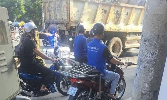 Một phụ nữ tử vong dưới b&aacute;nh xe ben sau tai nạn ở TP.HCM- Ảnh 1.