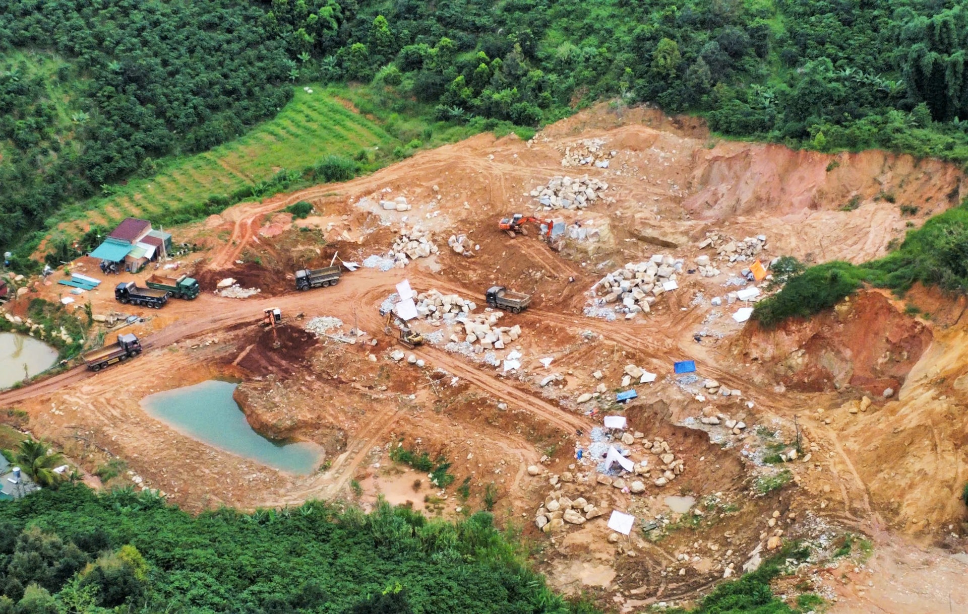 Kiểm tra, xử l&yacute; vụ khai th&aacute;c đ&aacute; tr&aacute;i ph&eacute;p ở L&acirc;m Đồng- Ảnh 1.