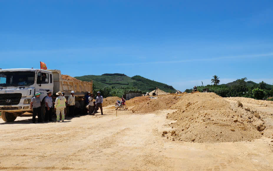 Xử l&yacute; dứt điểm vướng mắc mặt bằng cao tốc Quảng Ng&atilde;i - Ho&agrave;i Nhơn- Ảnh 1.