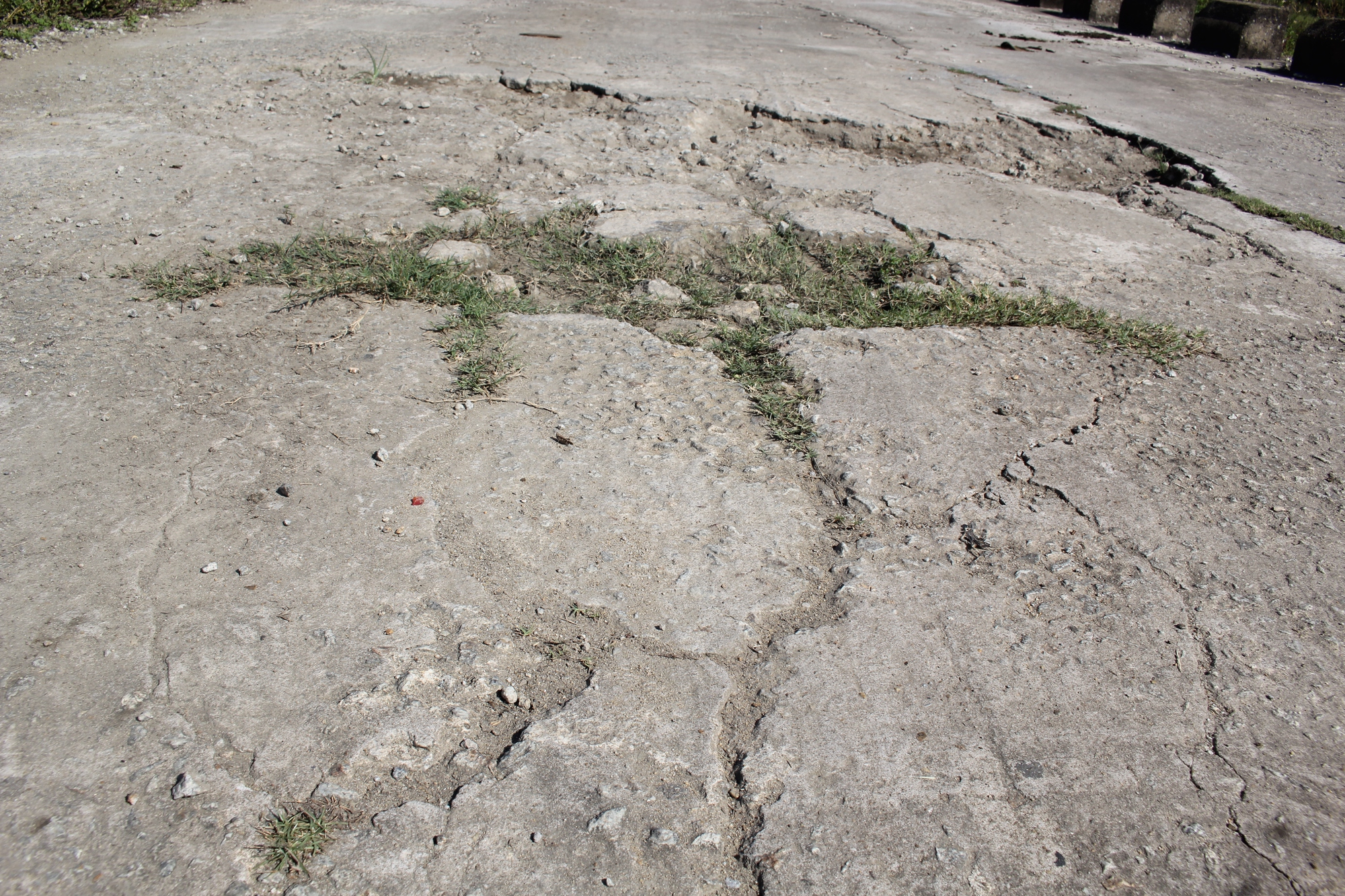 Hà Tĩnh: Đê Tả Nghèn xuống cấp nghiêm trọng, tiềm ẩn tai nạn giao thông- Ảnh 2. Hà Tĩnh: Đê Tả Nghèn xuống cấp nghiêm trọng, tiềm ẩn tai nạn giao thông- Ảnh 2.