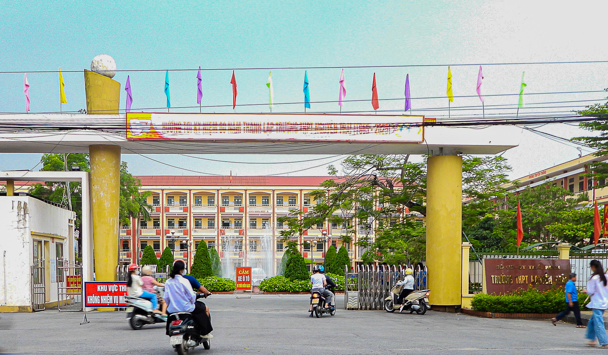 Hưng Y&ecirc;n c&oacute; 2 thủ khoa khối A00 đạt điểm tuyệt đối- Ảnh 1.