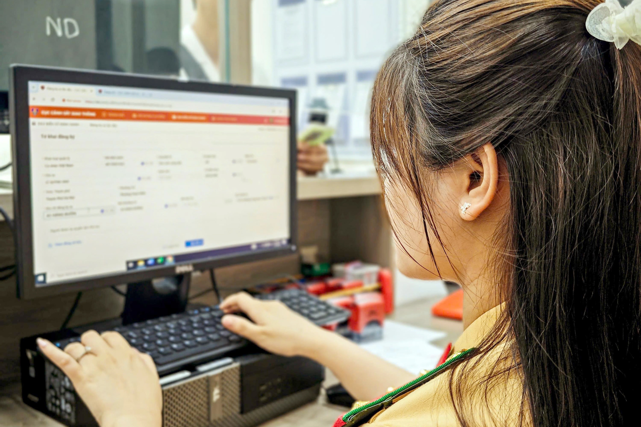 H&agrave; Nội: Hết cảnh chen ch&uacute;c đăng k&yacute; xe khi ph&acirc;n cấp về c&ocirc;ng an x&atilde;, phường- Ảnh 8.