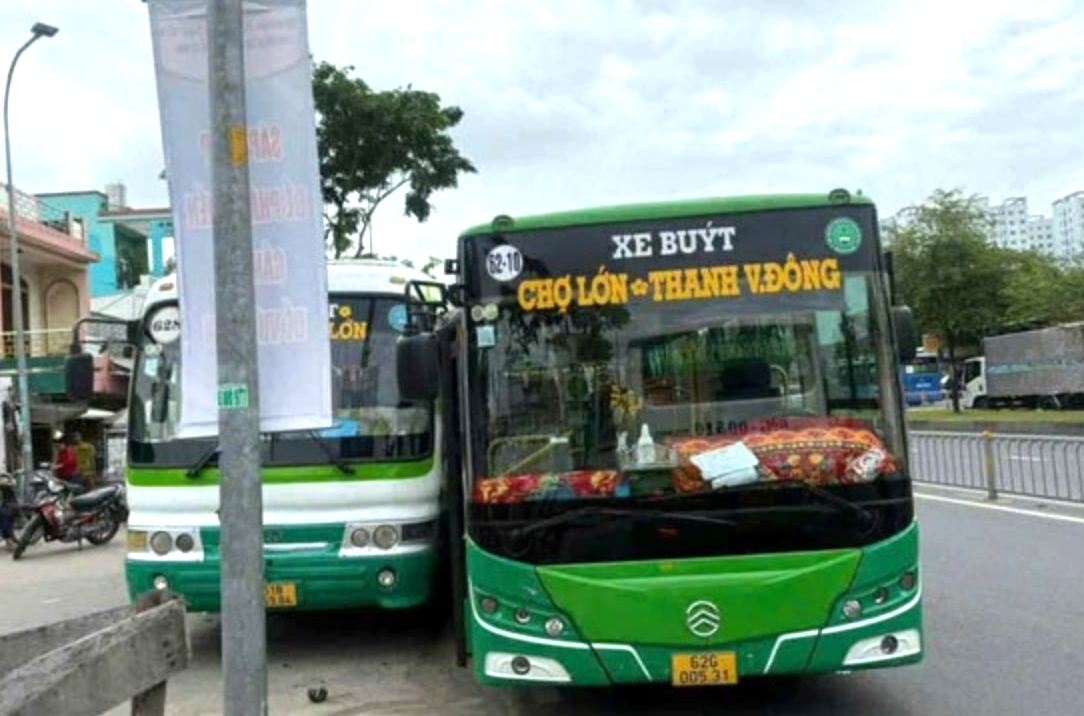 Xe buýt chèn ép, rượt đuổi nhau: Hơn, thua trên tính mạng hành khách- Ảnh 1. Xe buýt chèn ép, rượt đuổi nhau: Hơn, thua trên tính mạng hành khách- Ảnh 1.
