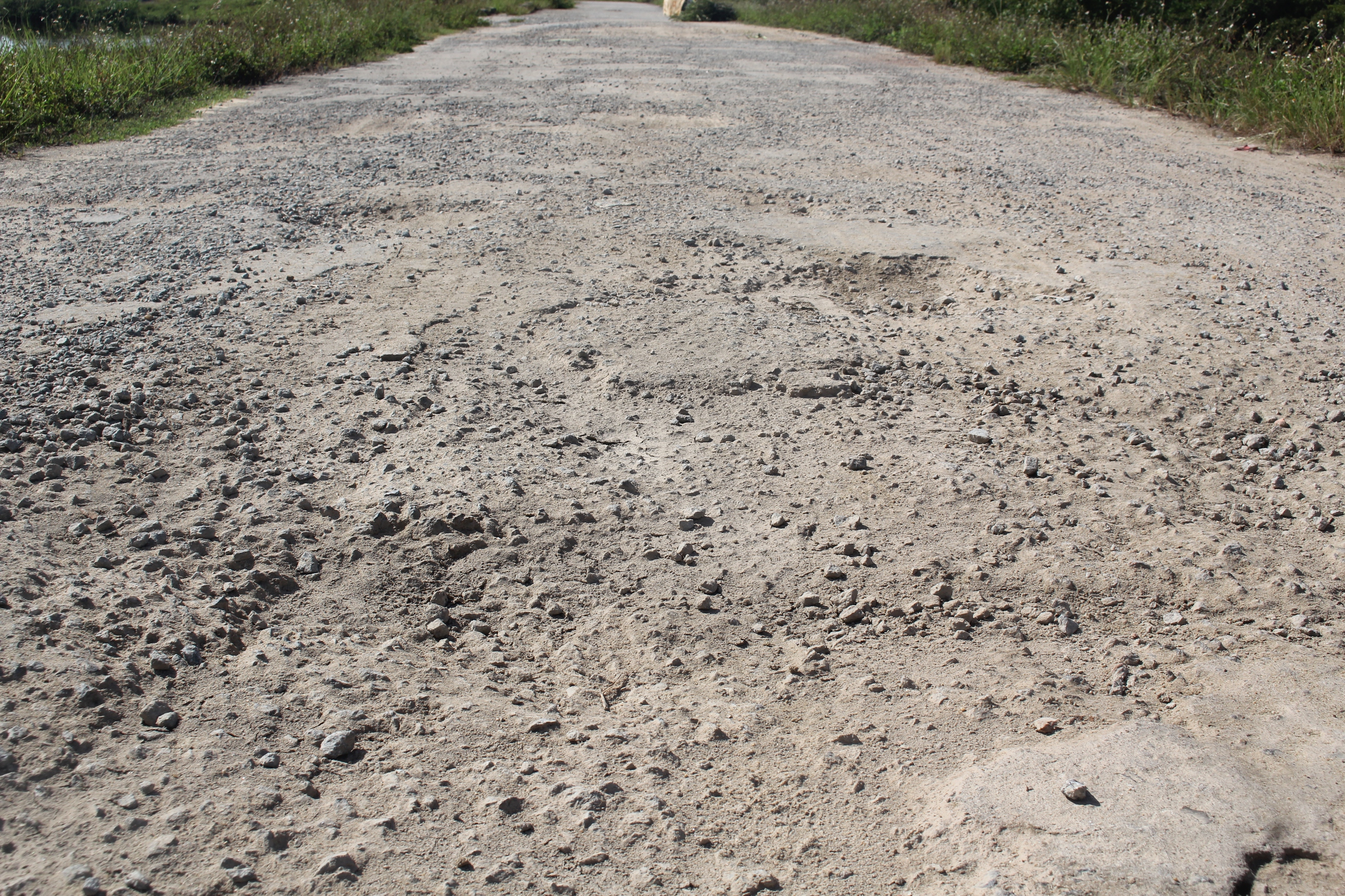 Hà Tĩnh: Đê Tả Nghèn xuống cấp nghiêm trọng, tiềm ẩn tai nạn giao thông- Ảnh 4. Hà Tĩnh: Đê Tả Nghèn xuống cấp nghiêm trọng, tiềm ẩn tai nạn giao thông- Ảnh 4.