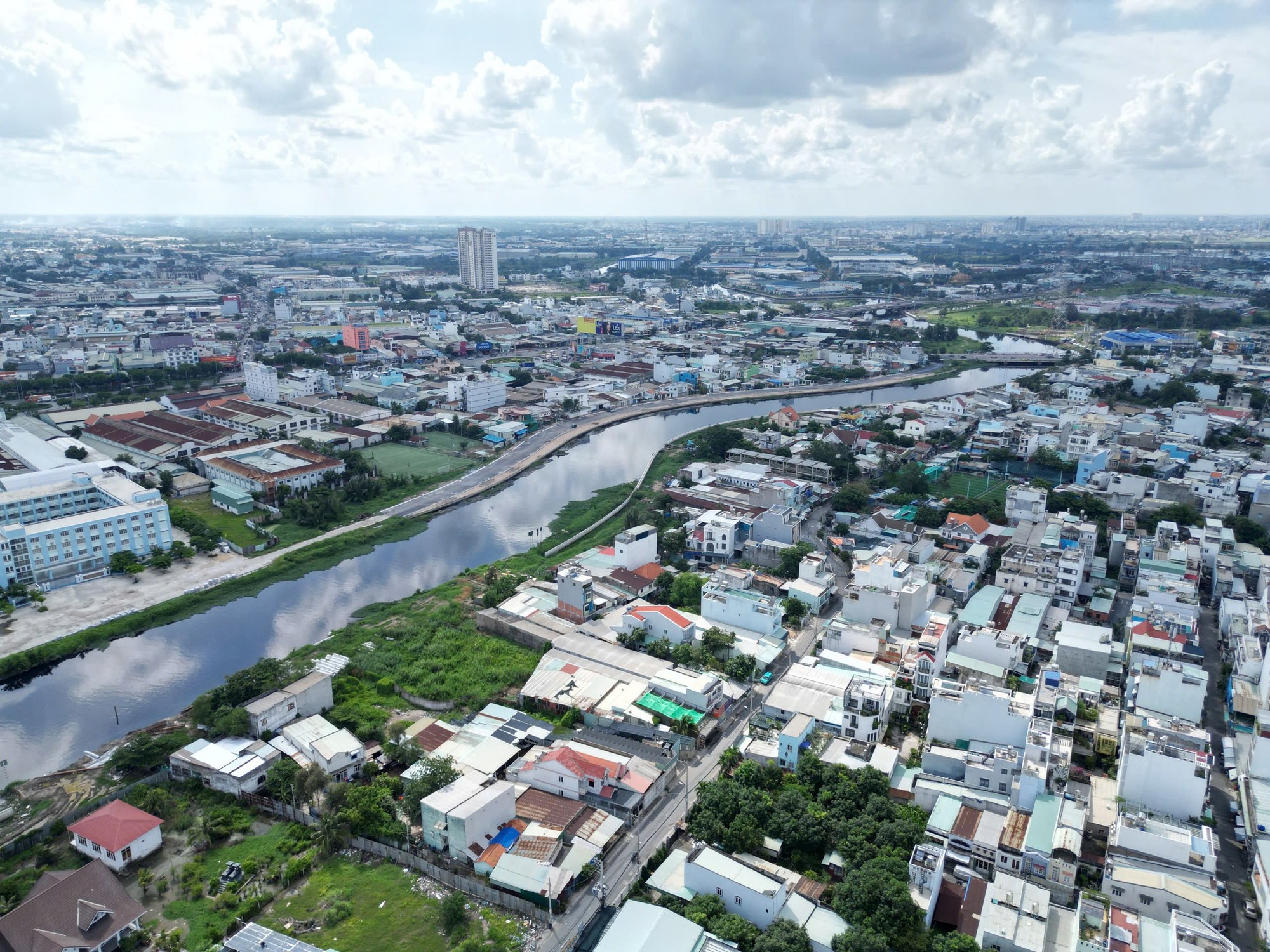 Cận cảnh dự &aacute;n k&ecirc;nh Tham Lương - Bến C&aacute;t - Rạch Nước L&ecirc;n chậm tiến độ, cỏ mọc um t&ugrave;m- Ảnh 1.