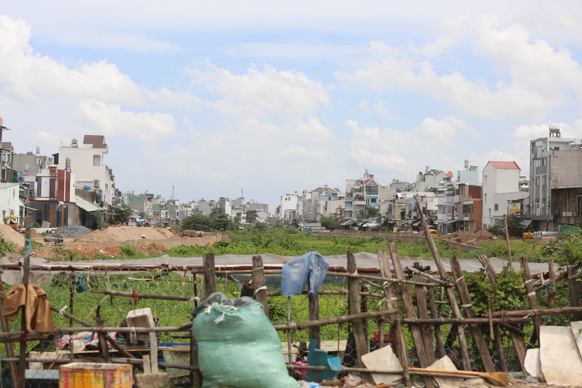 Cận cảnh dự &aacute;n k&ecirc;nh Tham Lương - Bến C&aacute;t - Rạch Nước L&ecirc;n chậm tiến độ, cỏ mọc um t&ugrave;m- Ảnh 4.