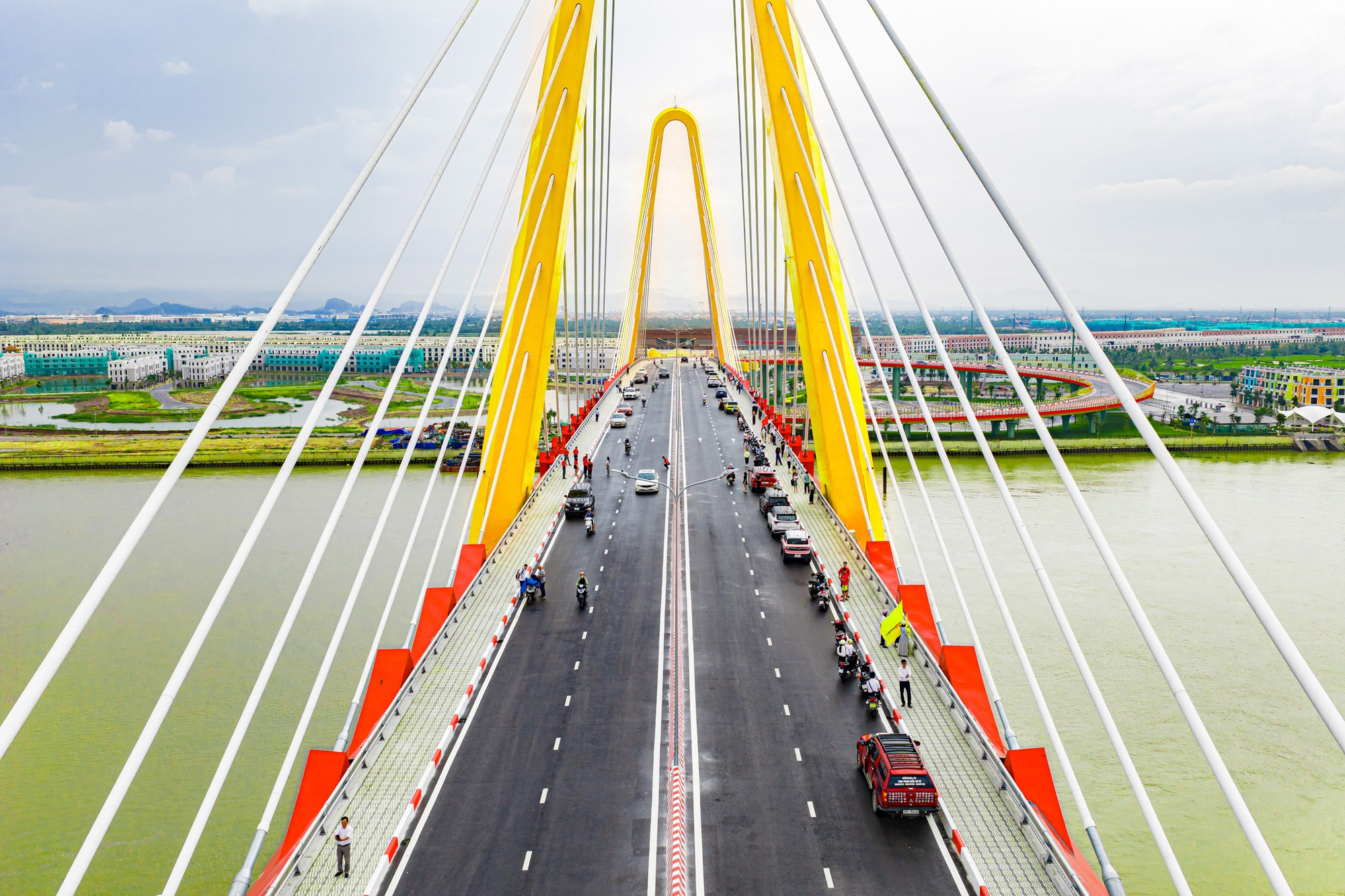 Cầu Ho&agrave;ng Gia ch&iacute;nh thức th&ocirc;ng xe, th&agrave;nh phố đảo Vũ Y&ecirc;n vươn tầm kết nối- Ảnh 1.