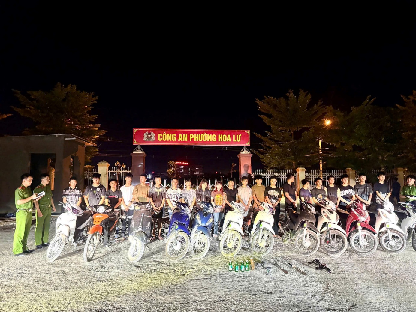 Triệu tập 33 thanh thiếu niên phóng xe lạng lách, ném vỏ chai làm vỡ kính ô tô- Ảnh 1. Triệu tập 33 thanh thiếu niên phóng xe lạng lách, ném vỏ chai làm vỡ kính ô tô- Ảnh 1.