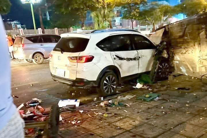 Tai nạn liên hoàn ở Dương Nội, một người tử vong: Tài xế ô tô có nồng độ cồn rất cao- Ảnh 3. Tai nạn liên hoàn ở Dương Nội, một người tử vong: Tài xế ô tô có nồng độ cồn rất cao- Ảnh 3.