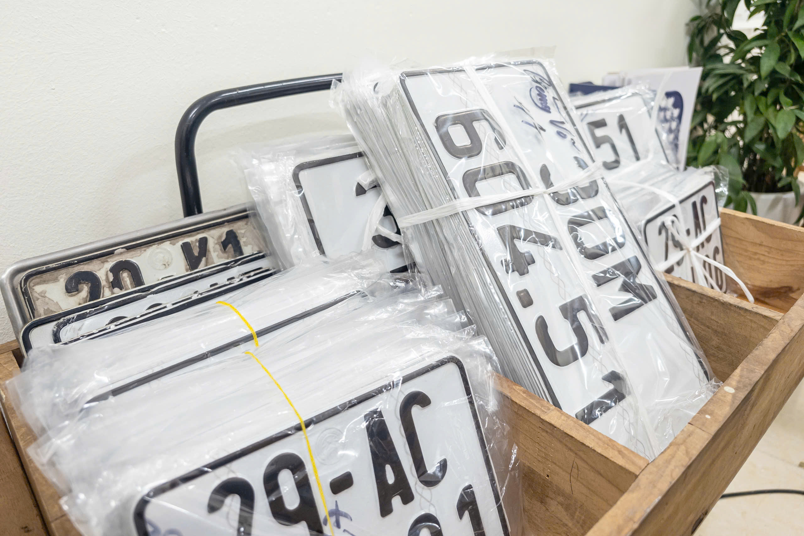 H&agrave; Nội: Hết cảnh chen ch&uacute;c đăng k&yacute; xe khi ph&acirc;n cấp về c&ocirc;ng an x&atilde;, phường- Ảnh 4.