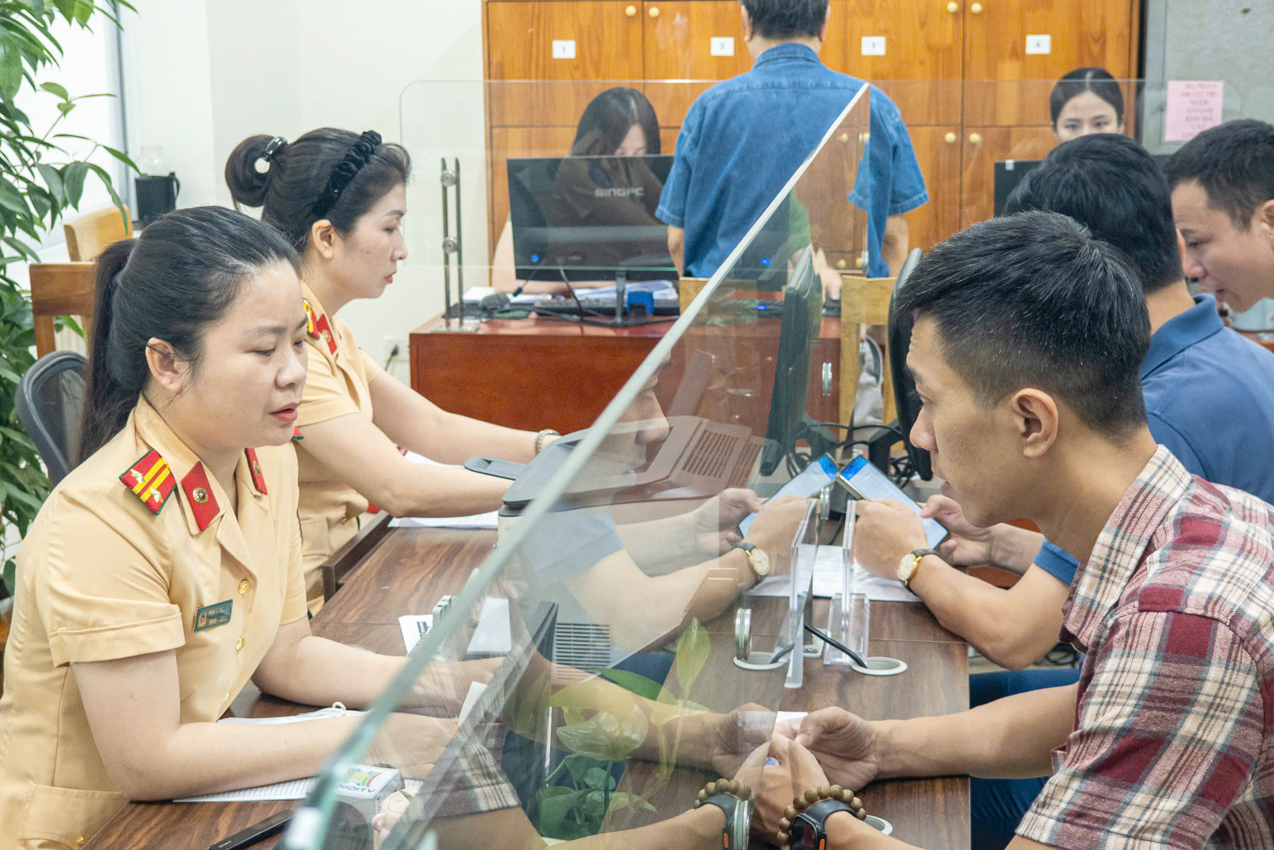 H&agrave; Nội: Hết cảnh chen ch&uacute;c đăng k&yacute; xe khi ph&acirc;n cấp về c&ocirc;ng an x&atilde;, phường- Ảnh 1.