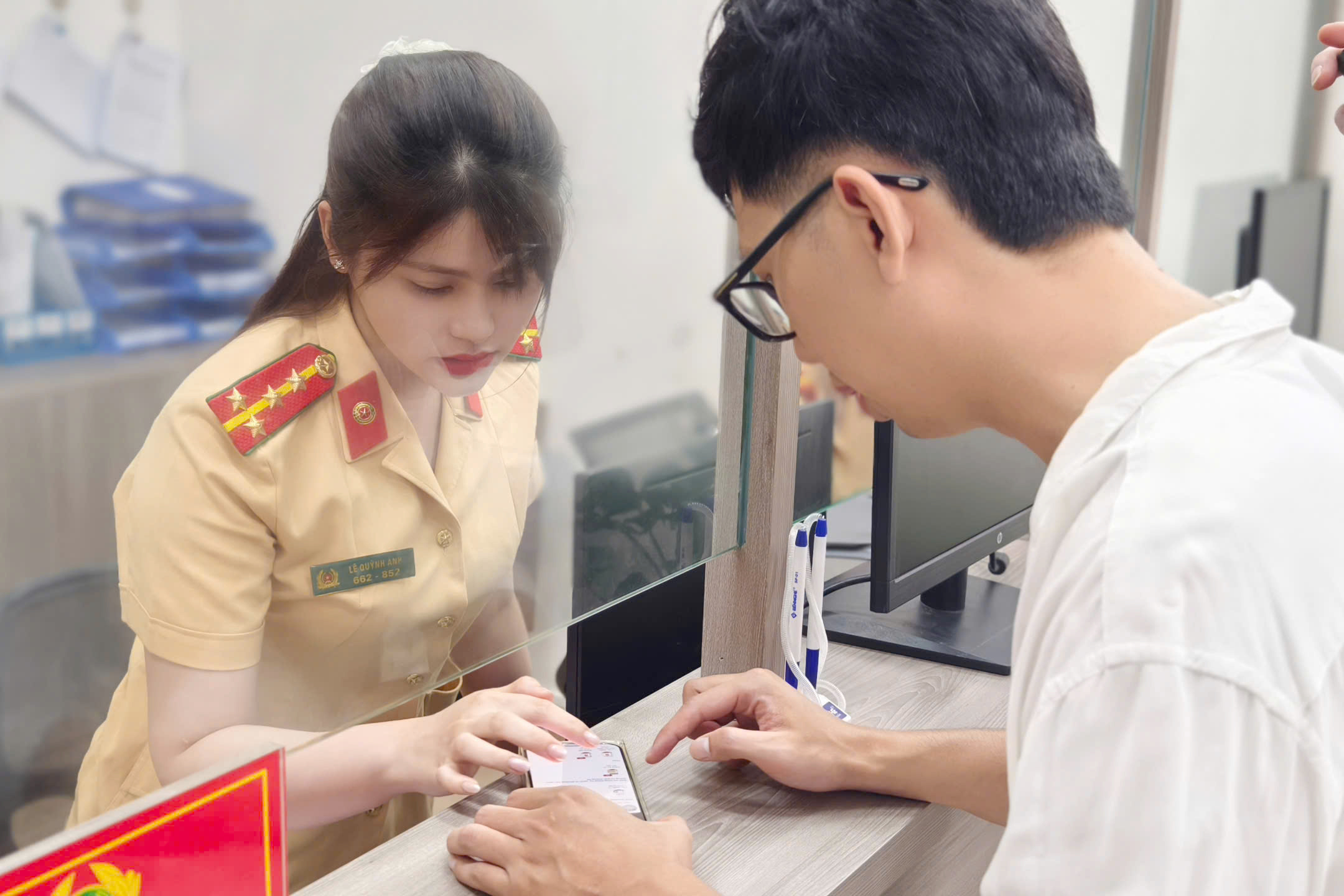 H&agrave; Nội: Hết cảnh chen ch&uacute;c đăng k&yacute; xe khi ph&acirc;n cấp về c&ocirc;ng an x&atilde;, phường- Ảnh 7.