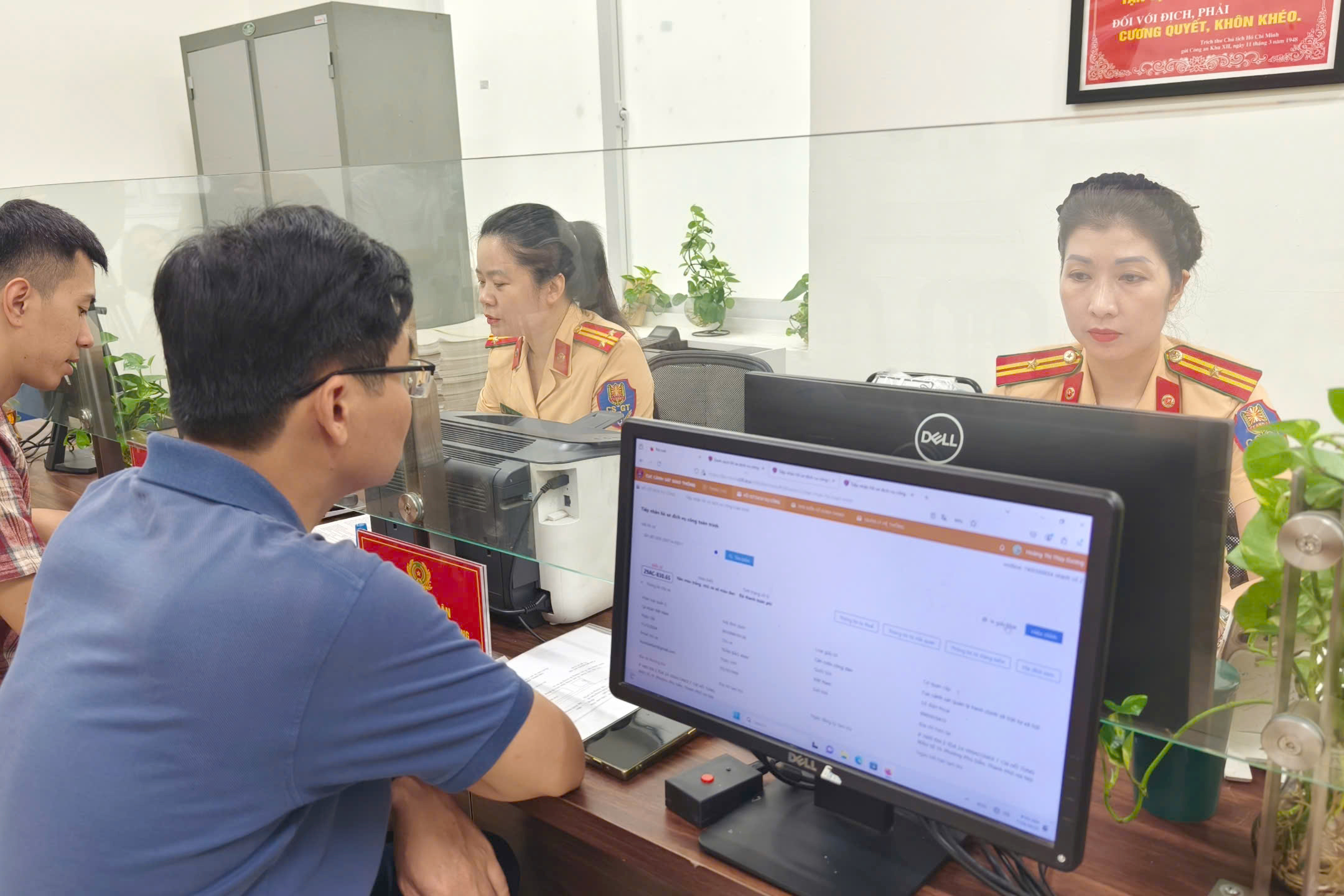 H&agrave; Nội: Hết cảnh chen ch&uacute;c đăng k&yacute; xe khi ph&acirc;n cấp về c&ocirc;ng an x&atilde;, phường- Ảnh 2.