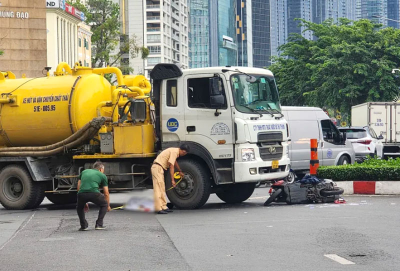 C&ocirc;ng an sau đ&oacute; kh&aacute;m nghiệm hiện trường, điều tra nguy&ecirc;n nh&acirc;n. Ảnh: HT