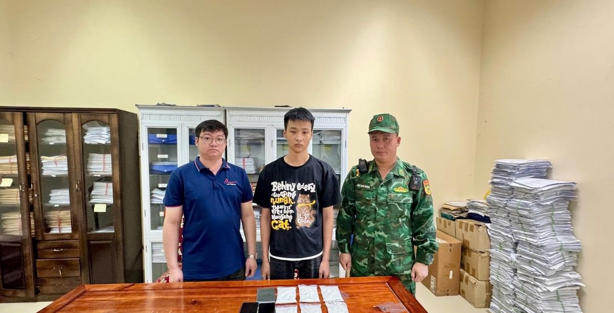 Ch&acirc;n tướng đối tượng vận chuyển tr&aacute;i ph&eacute;p 6kg bạc vừa bị bắt ở Quảng Ninh- Ảnh 1.