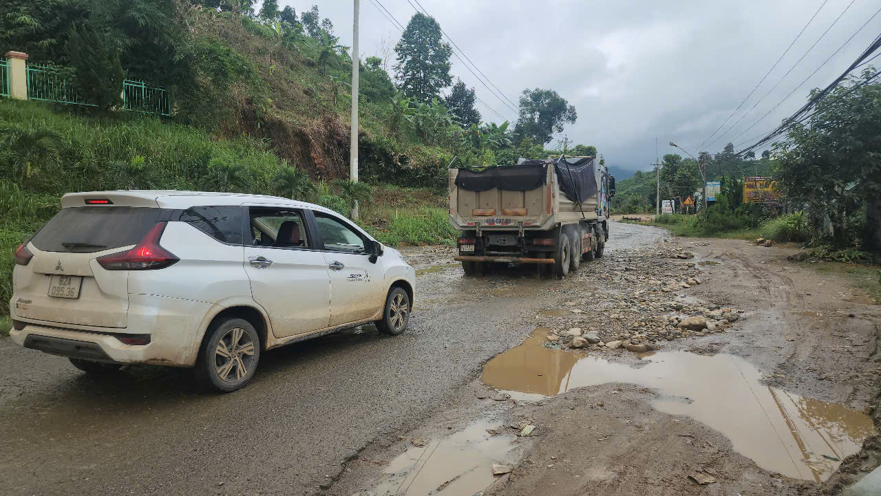 Quốc lộ 27 nối Đắk Lắk - L&acirc;m Đồng xuống cấp nghi&ecirc;m trọng, tai nạn giao th&ocirc;ng r&igrave;nh rập- Ảnh 4.