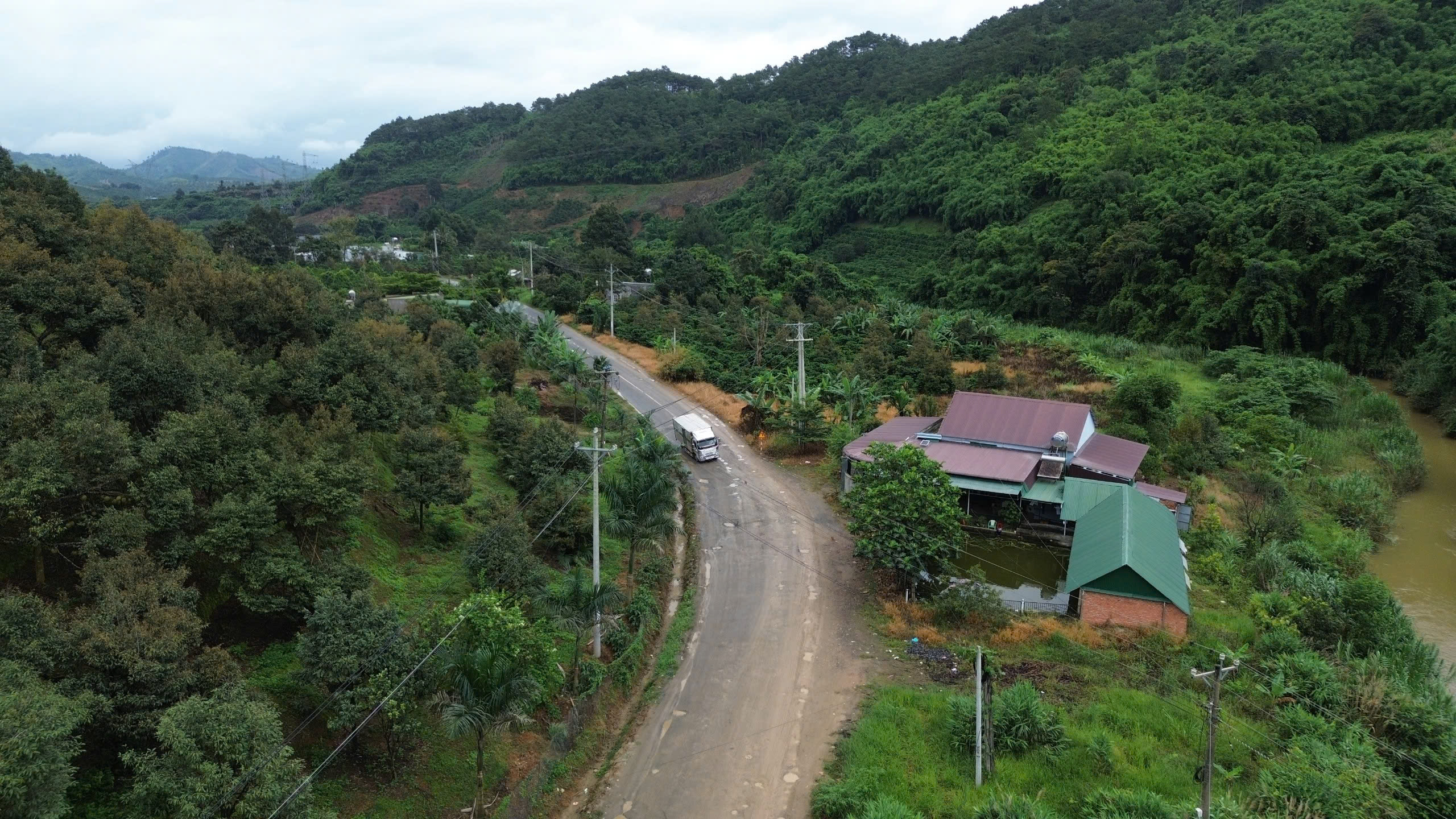 Quốc lộ 27 nối Đắk Lắk - L&acirc;m Đồng xuống cấp nghi&ecirc;m trọng, tai nạn giao th&ocirc;ng r&igrave;nh rập- Ảnh 1.