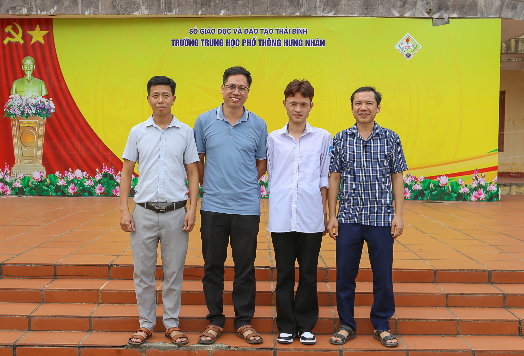 Nam sinh mồ côi cha từ năm 8 tuổi xuất sắc trở thành thủ khoa khối A00- Ảnh 4. Nam sinh mồ côi cha từ năm 8 tuổi xuất sắc trở thành thủ khoa khối A00- Ảnh 4.