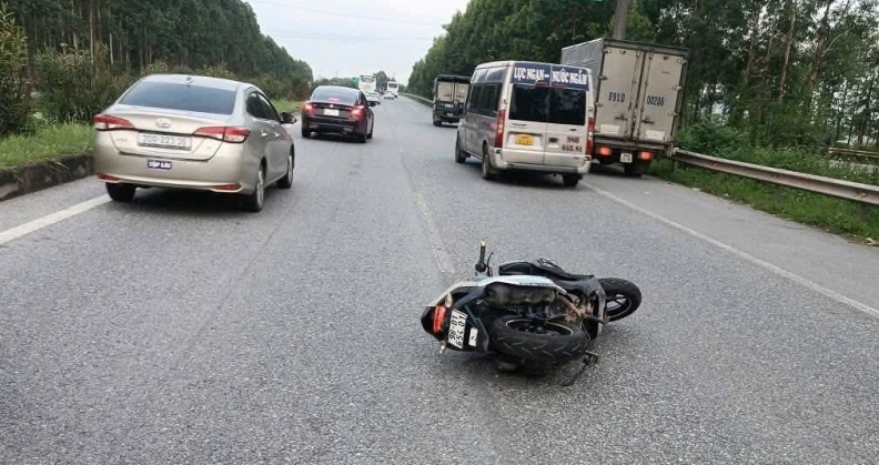 Bắc Ninh: C&ocirc;ng an v&agrave;o cuộc vụ nam thanh ni&ecirc;n tử vong nghi tự ng&atilde; xe m&aacute;y tr&ecirc;n cao tốc- Ảnh 1.