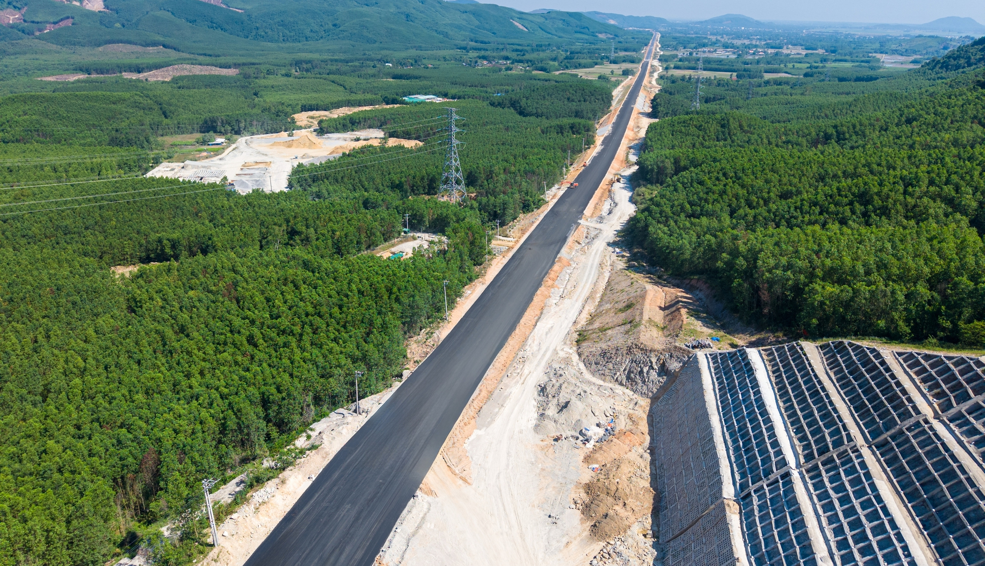 Thứ trưởng Nguyễn Việt H&ugrave;ng đốc th&uacute;c cao tốc Quảng Ng&atilde;i - Ho&agrave;i Nhơn về đ&iacute;ch đ&uacute;ng hạn- Ảnh 3.