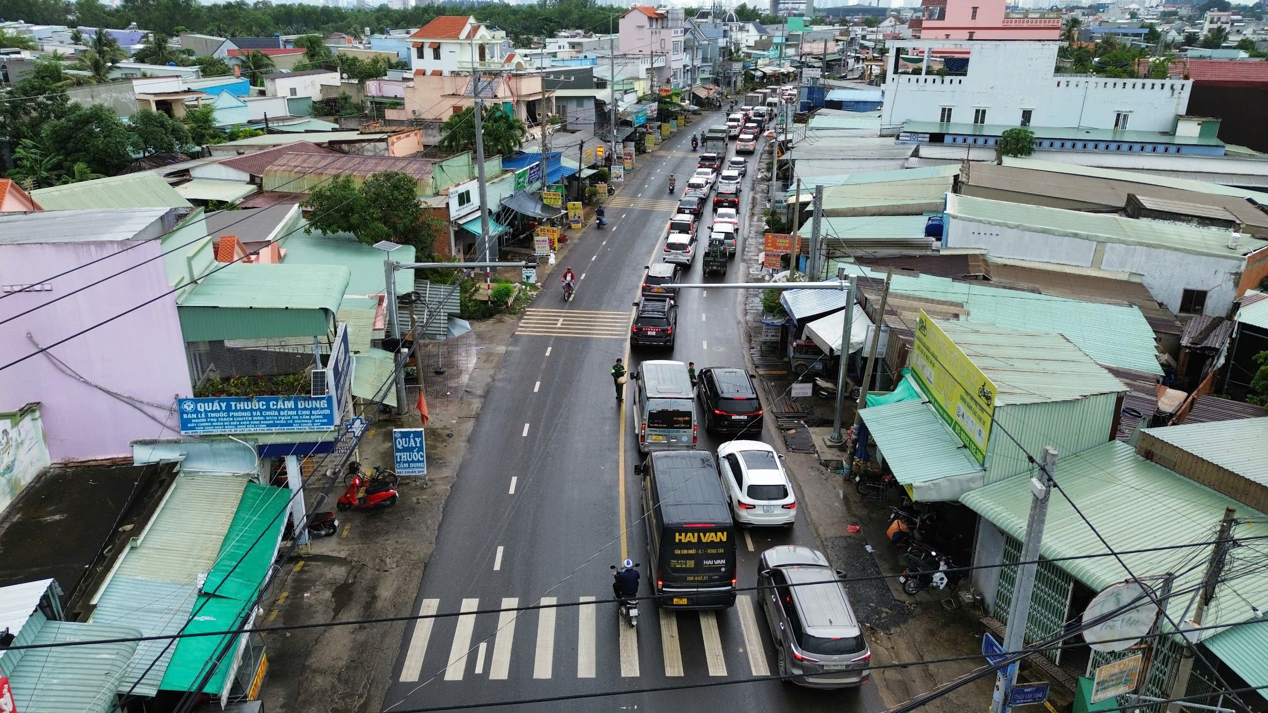 Tránh kẹt xe trên cao tốc, hàng ngàn tài xế “chôn chân” ở phà Cát Lái- Ảnh 5. Tránh kẹt xe trên cao tốc, hàng ngàn tài xế “chôn chân” ở phà Cát Lái- Ảnh 5.