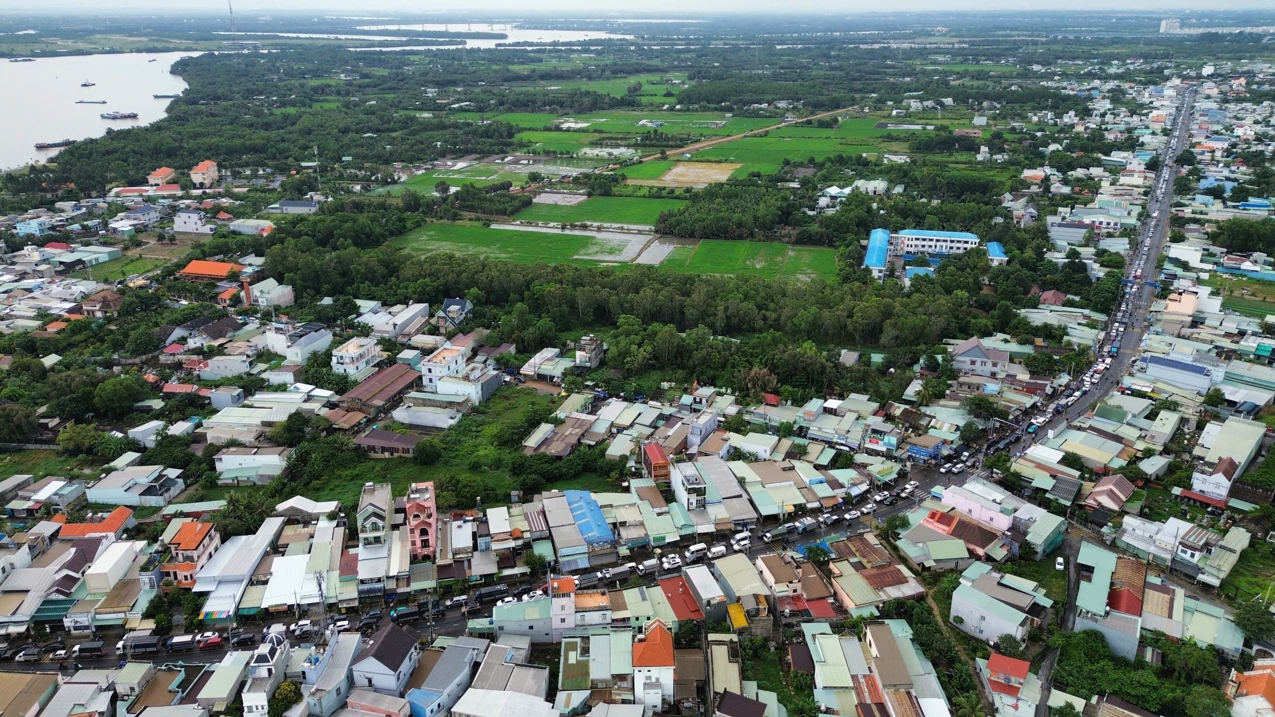 Tránh kẹt xe trên cao tốc, hàng ngàn tài xế “chôn chân” ở phà Cát Lái- Ảnh 3. Tránh kẹt xe trên cao tốc, hàng ngàn tài xế “chôn chân” ở phà Cát Lái- Ảnh 3.