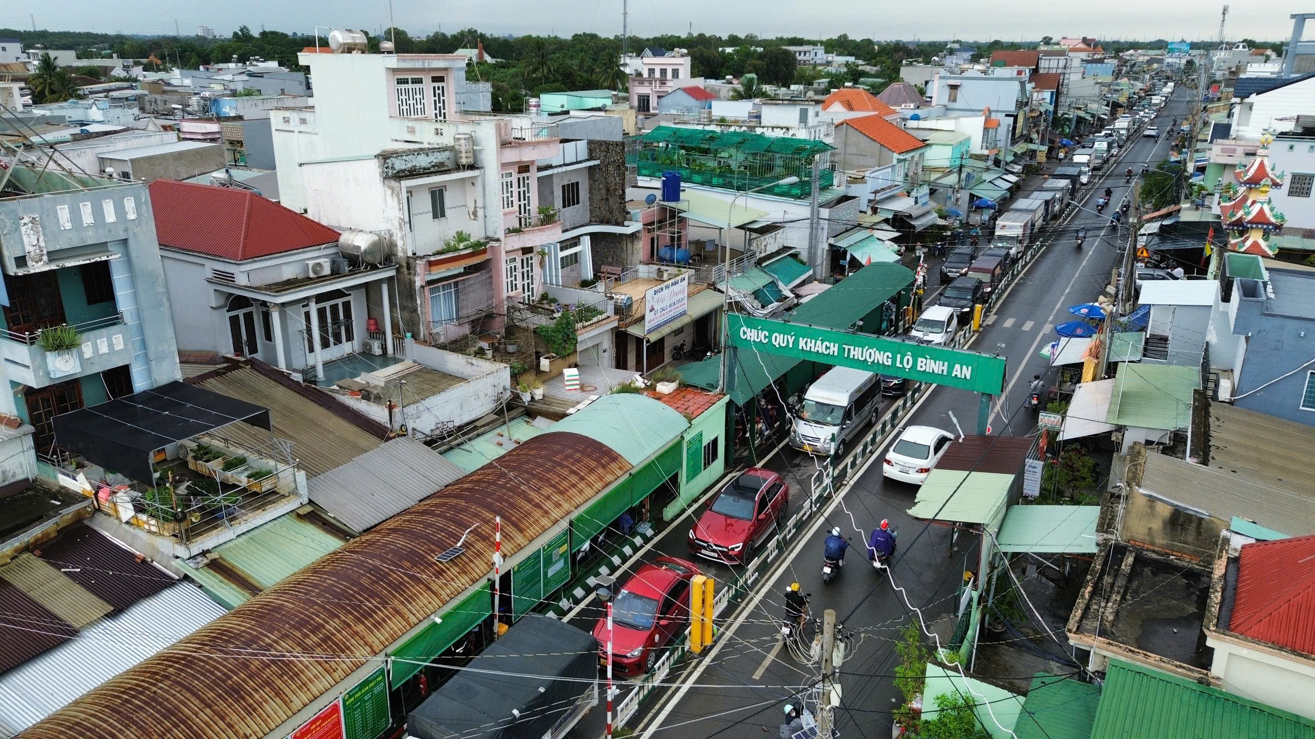 Tránh kẹt xe trên cao tốc, hàng ngàn tài xế “chôn chân” ở phà Cát Lái- Ảnh 7. Tránh kẹt xe trên cao tốc, hàng ngàn tài xế “chôn chân” ở phà Cát Lái- Ảnh 7.