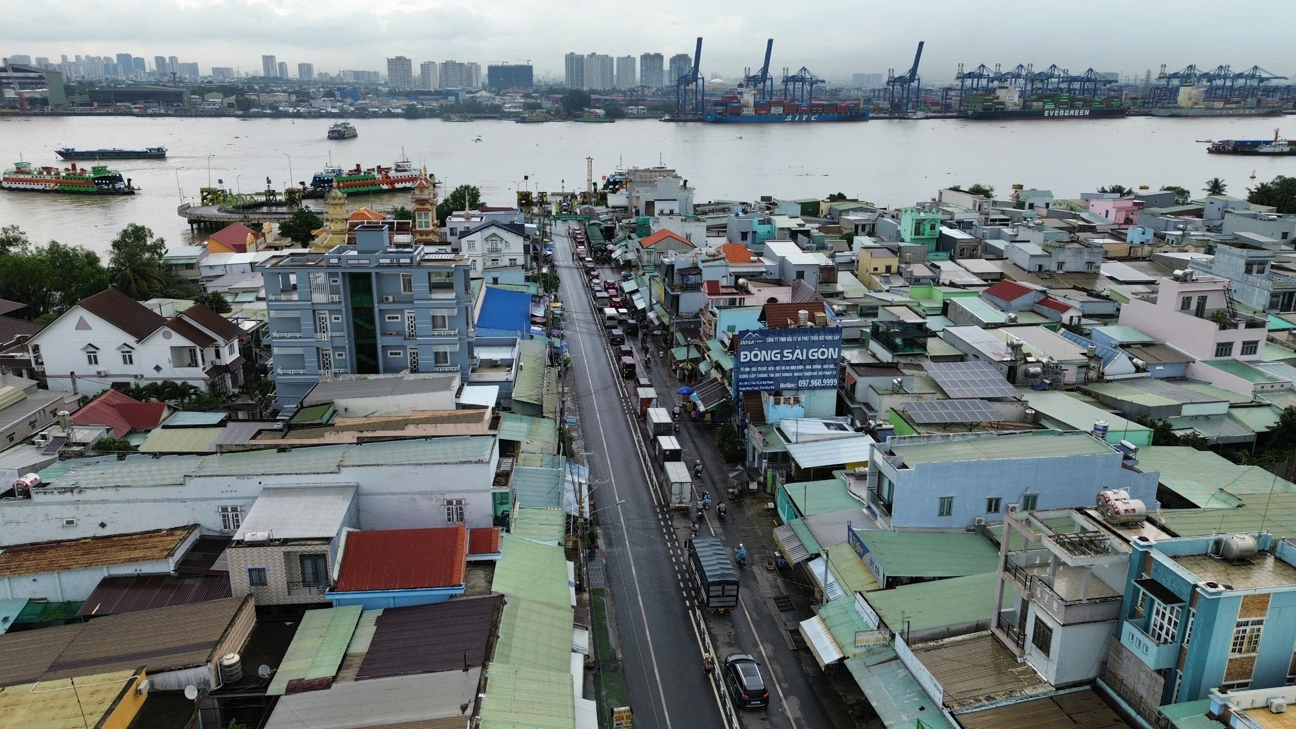 Tránh kẹt xe trên cao tốc, hàng ngàn tài xế “chôn chân” ở phà Cát Lái- Ảnh 1. Tránh kẹt xe trên cao tốc, hàng ngàn tài xế “chôn chân” ở phà Cát Lái- Ảnh 1.
