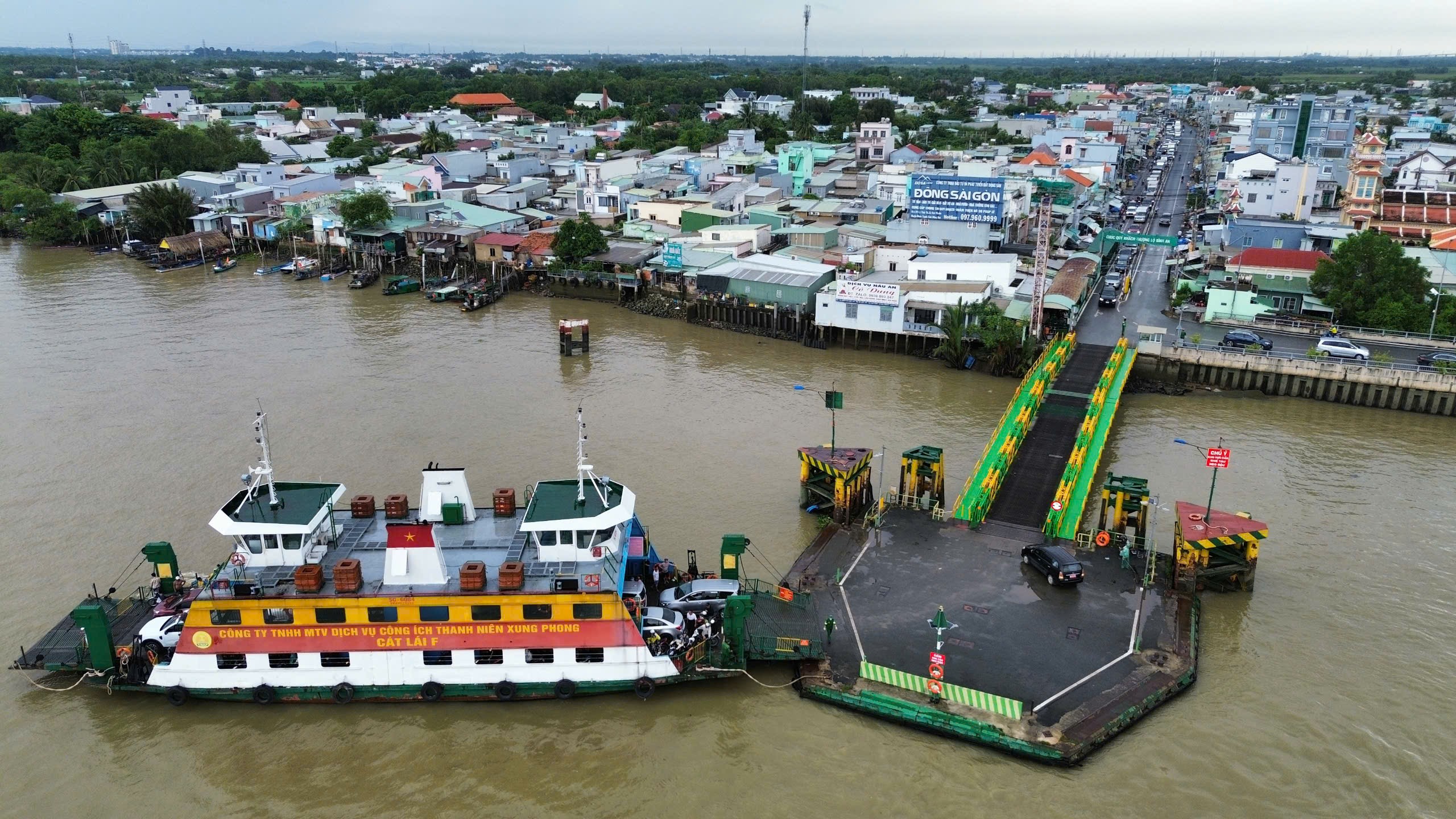 Tránh kẹt xe trên cao tốc, hàng ngàn tài xế “chôn chân” ở phà Cát Lái- Ảnh 11. Tránh kẹt xe trên cao tốc, hàng ngàn tài xế “chôn chân” ở phà Cát Lái- Ảnh 11.