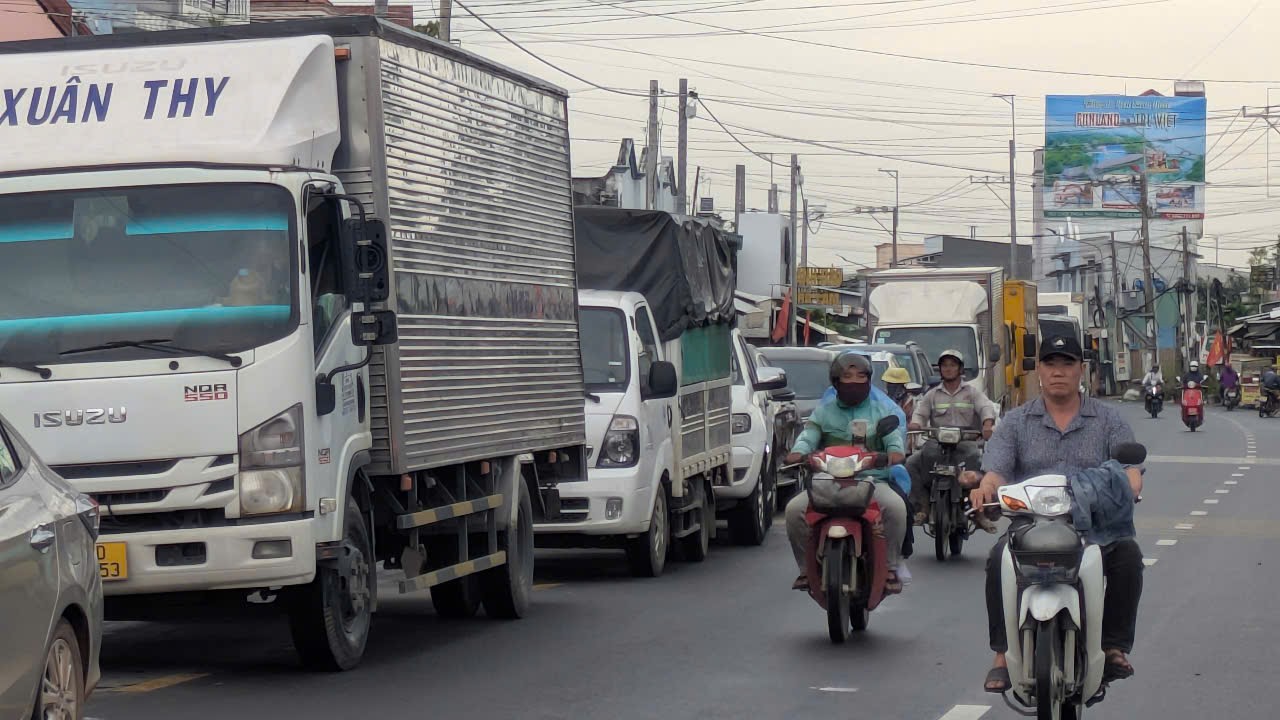 Tránh kẹt xe trên cao tốc, hàng ngàn tài xế “chôn chân” ở phà Cát Lái- Ảnh 9. Tránh kẹt xe trên cao tốc, hàng ngàn tài xế “chôn chân” ở phà Cát Lái- Ảnh 9.