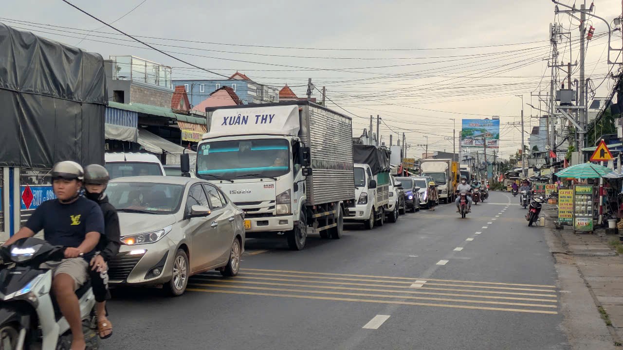 Tránh kẹt xe trên cao tốc, hàng ngàn tài xế “chôn chân” ở phà Cát Lái- Ảnh 6. Tránh kẹt xe trên cao tốc, hàng ngàn tài xế “chôn chân” ở phà Cát Lái- Ảnh 6.