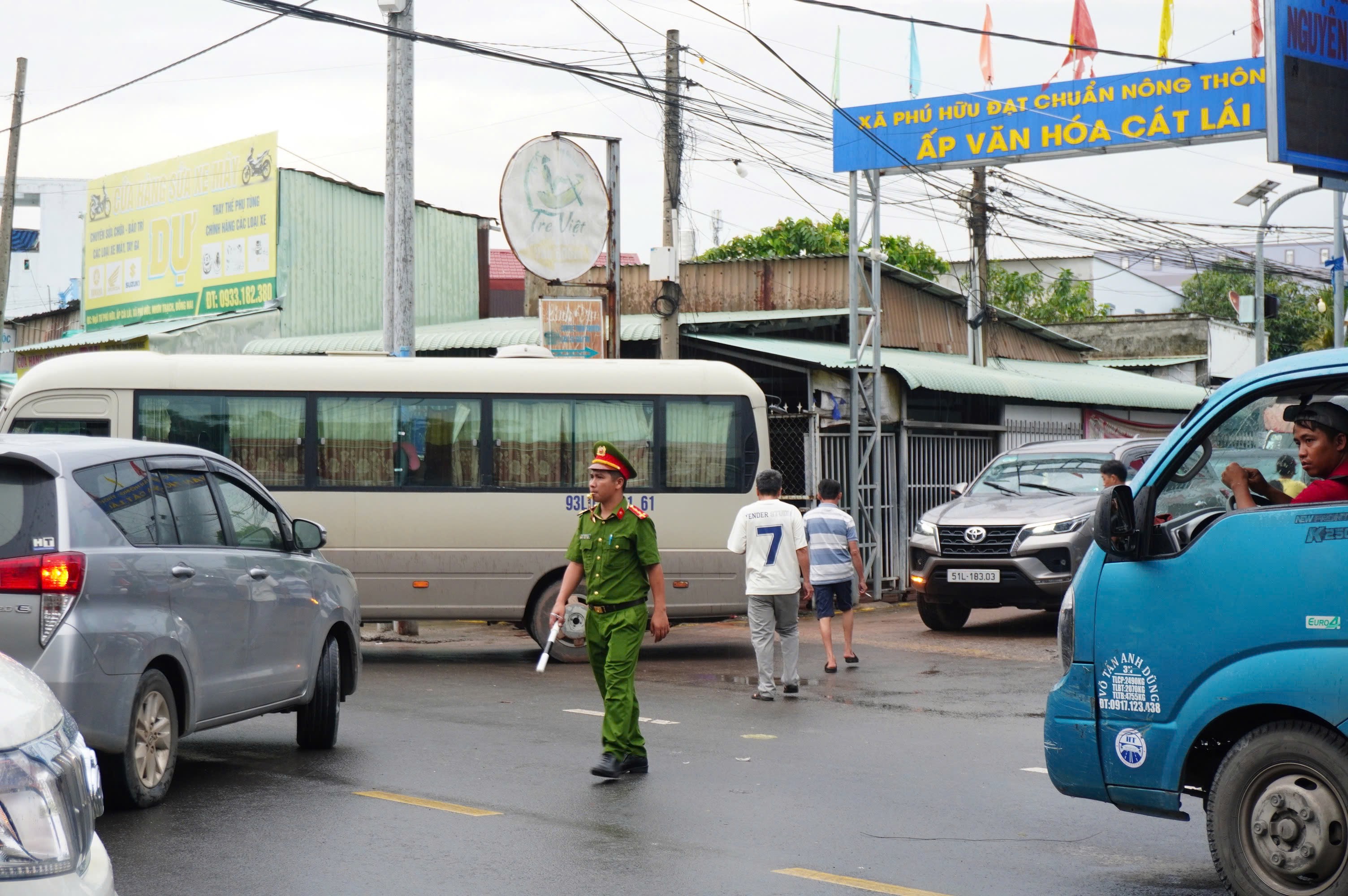 Tránh kẹt xe trên cao tốc, hàng ngàn tài xế “chôn chân” ở phà Cát Lái- Ảnh 8. Tránh kẹt xe trên cao tốc, hàng ngàn tài xế “chôn chân” ở phà Cát Lái- Ảnh 8.
