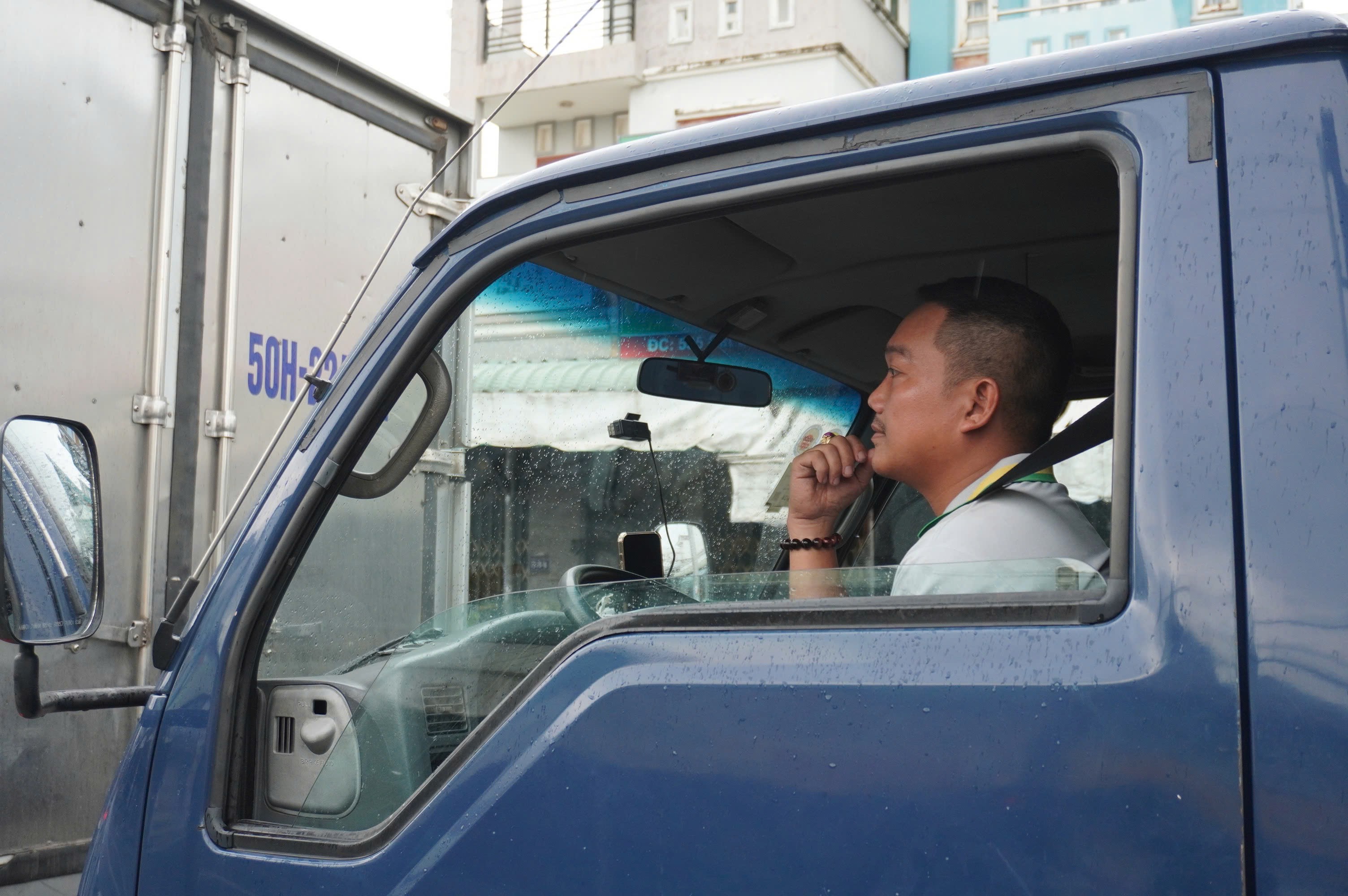 Tránh kẹt xe trên cao tốc, hàng ngàn tài xế “chôn chân” ở phà Cát Lái- Ảnh 12. Tránh kẹt xe trên cao tốc, hàng ngàn tài xế “chôn chân” ở phà Cát Lái- Ảnh 12.