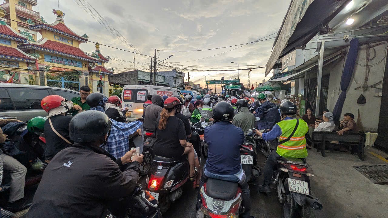 Tránh kẹt xe trên cao tốc, hàng ngàn tài xế “chôn chân” ở phà Cát Lái- Ảnh 10. Tránh kẹt xe trên cao tốc, hàng ngàn tài xế “chôn chân” ở phà Cát Lái- Ảnh 10.