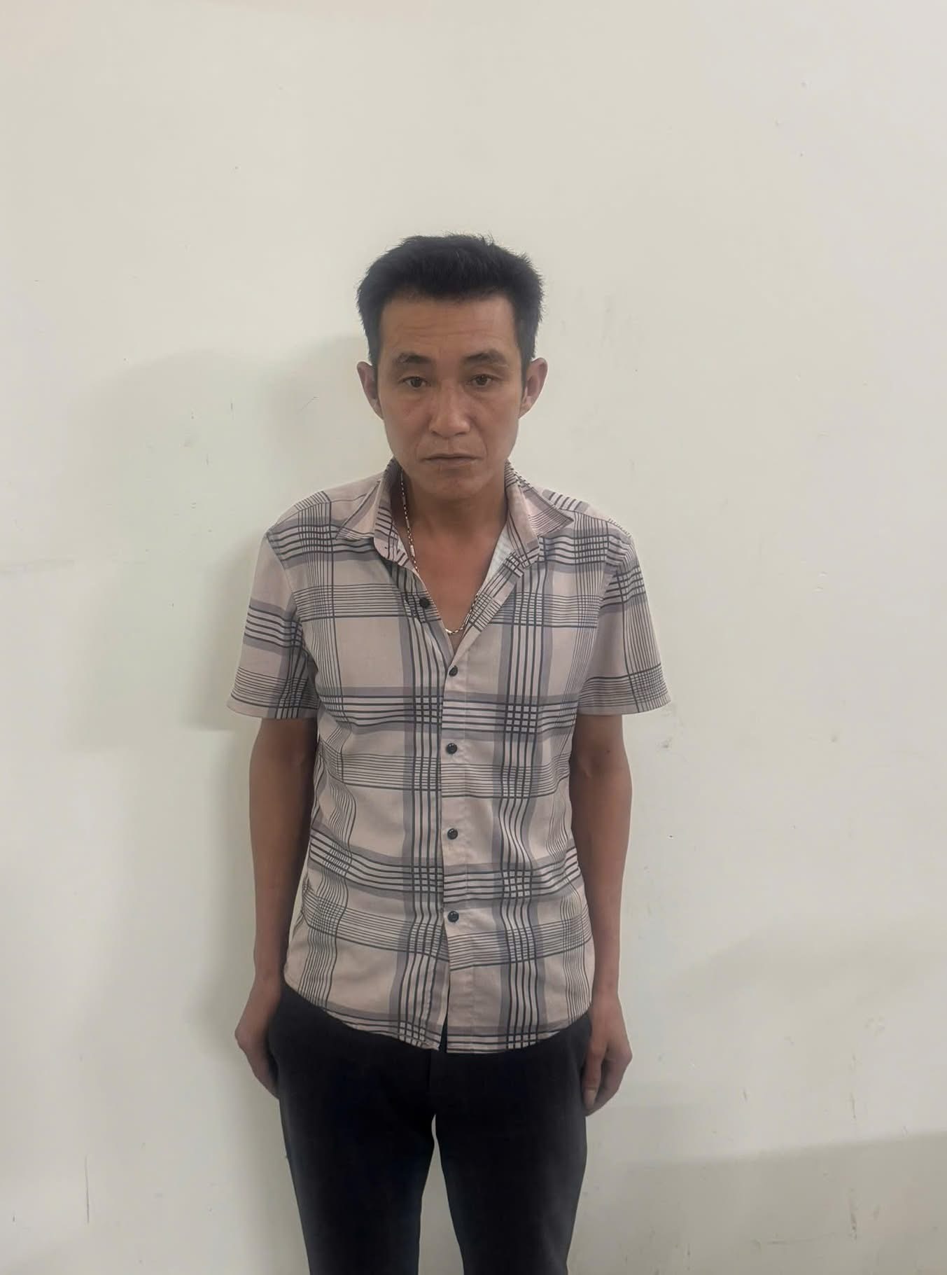 Khởi tố g&atilde; đ&agrave;n &ocirc;ng dụ dỗ b&eacute; g&aacute;i chờ xe ven đường về nh&agrave; rồi x&acirc;m hại- Ảnh 1.