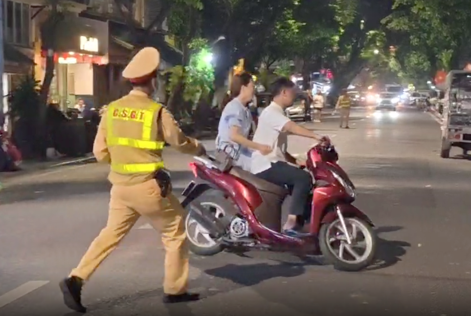 CSGT H&agrave; Nội xuy&ecirc;n đ&ecirc;m xử l&yacute; "ma men" cầm l&aacute;i, c&oacute; t&agrave;i xế bỏ xe th&aacute;o chạy- Ảnh 9.