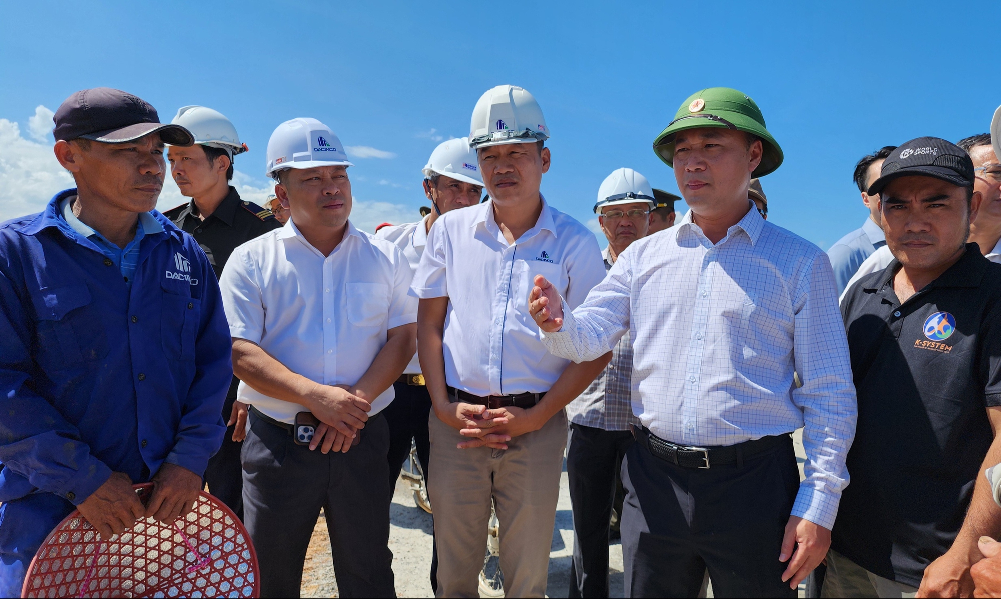 Thứ trưởng Nguyễn Việt H&ugrave;ng đốc th&uacute;c cao tốc Quảng Ng&atilde;i - Ho&agrave;i Nhơn về đ&iacute;ch đ&uacute;ng hạn- Ảnh 2.