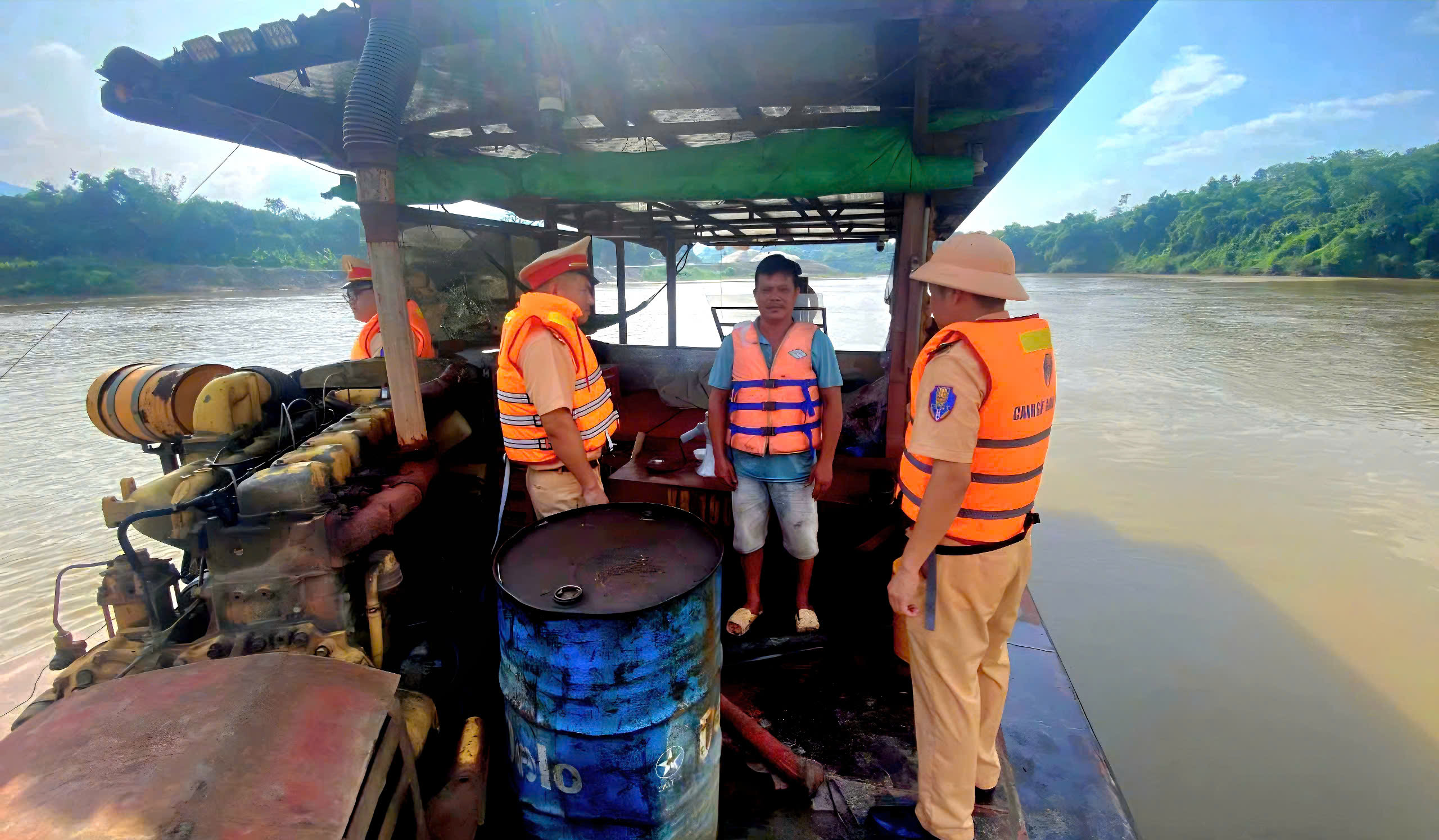 M&ugrave;a mưa lũ cận kề, L&agrave;o Cai siết chặt an to&agrave;n giao th&ocirc;ng đường thủy- Ảnh 5.