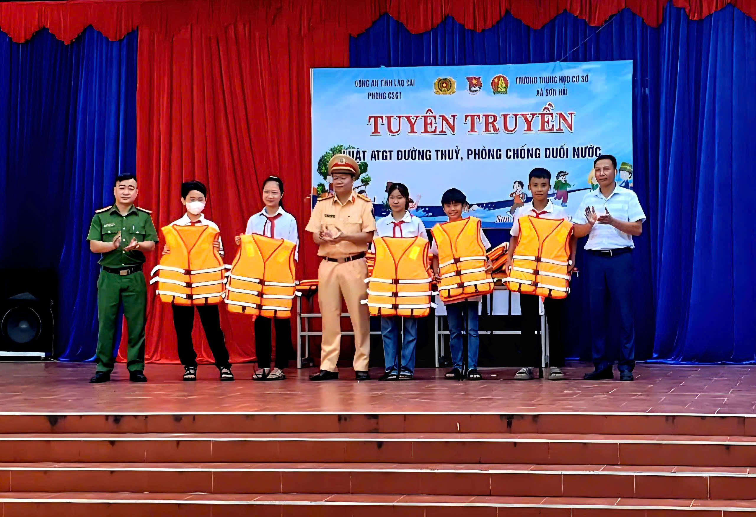 M&ugrave;a mưa lũ cận kề, L&agrave;o Cai siết chặt an to&agrave;n giao th&ocirc;ng đường thủy- Ảnh 6.