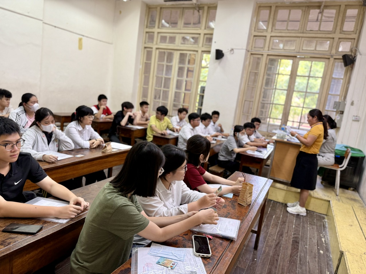 200 trường tại H&agrave; Nội c&oacute; học sinh đỗ 100% tốt nghiệp THPT 2025- Ảnh 1.