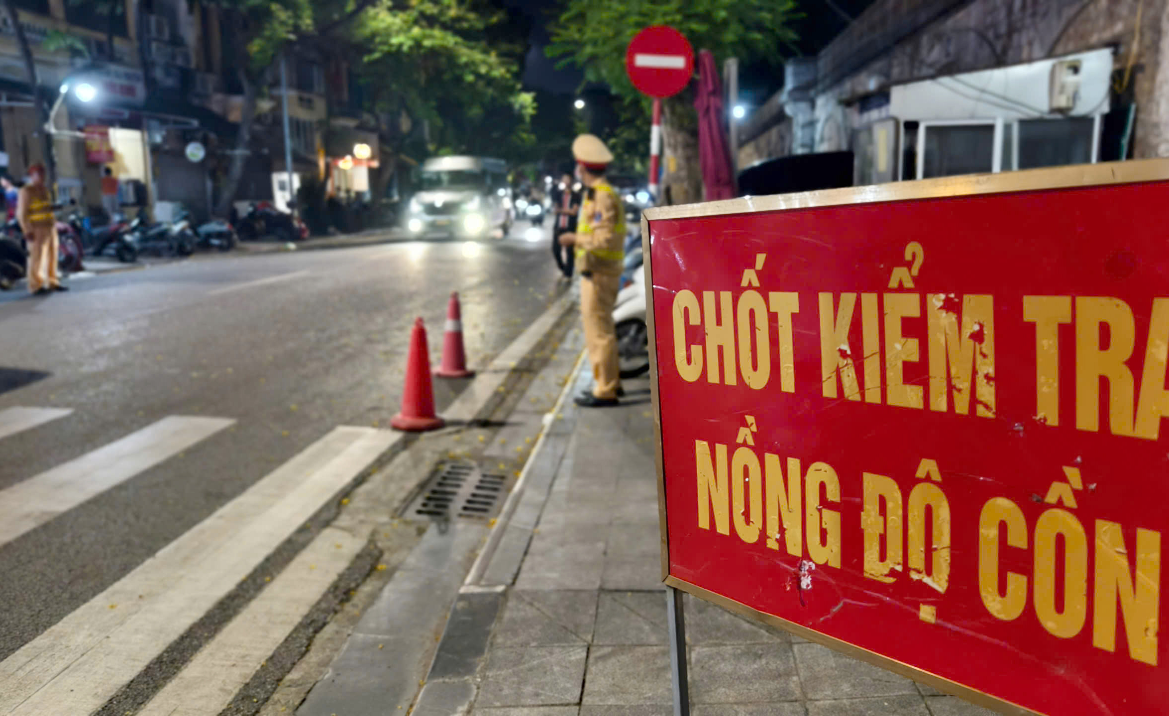 CSGT H&agrave; Nội xuy&ecirc;n đ&ecirc;m xử l&yacute; "ma men" cầm l&aacute;i, c&oacute; t&agrave;i xế bỏ xe th&aacute;o chạy- Ảnh 1.