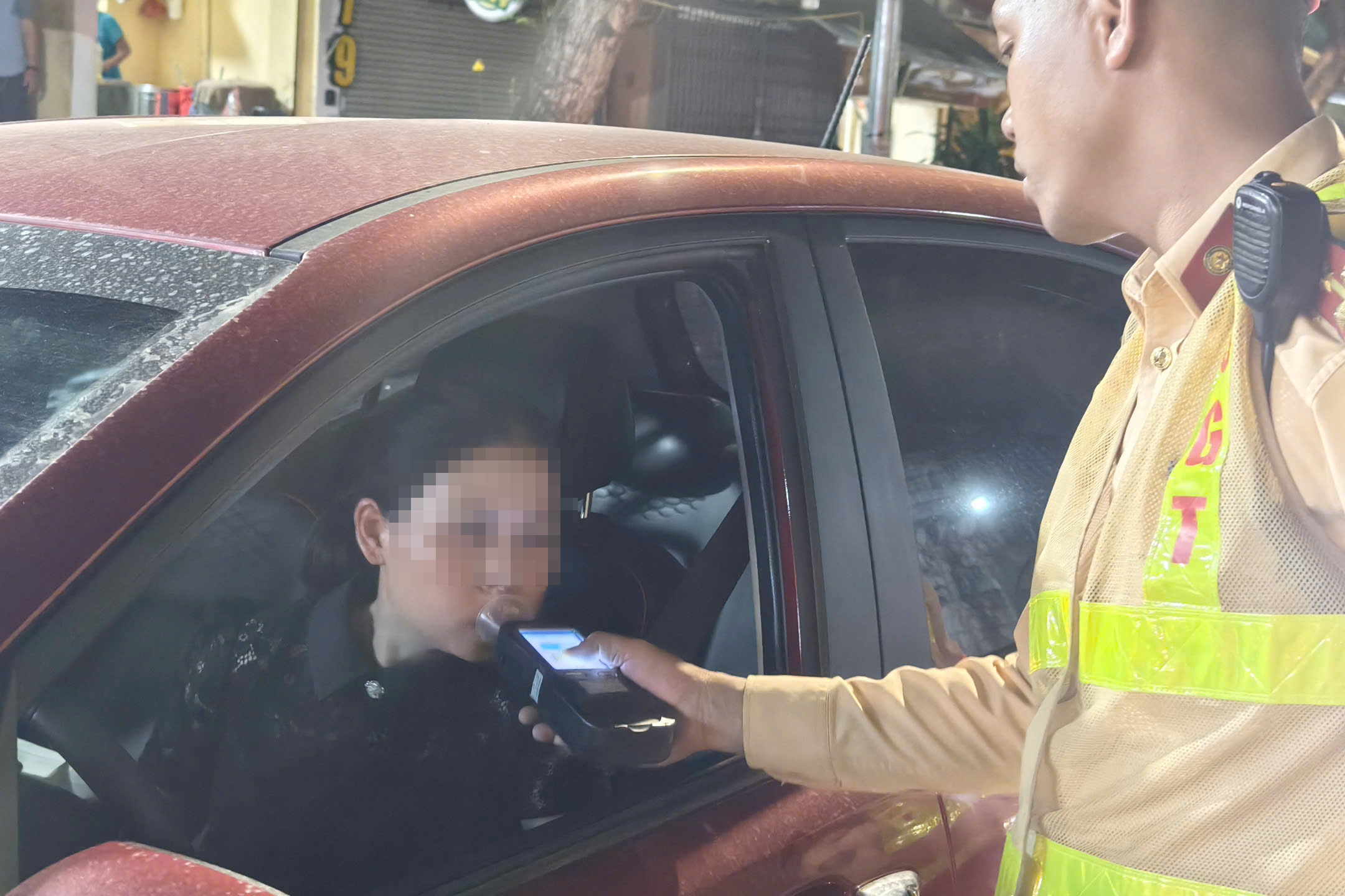 CSGT H&agrave; Nội xuy&ecirc;n đ&ecirc;m xử l&yacute; "ma men" cầm l&aacute;i, c&oacute; t&agrave;i xế bỏ xe th&aacute;o chạy- Ảnh 3.