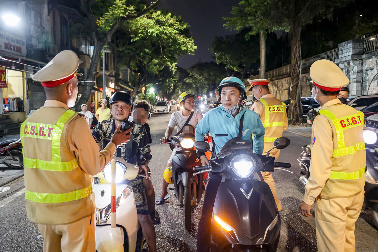 CSGT H&agrave; Nội xuy&ecirc;n đ&ecirc;m xử l&yacute; "ma men" cầm l&aacute;i, c&oacute; t&agrave;i xế bỏ xe th&aacute;o chạy- Ảnh 6.