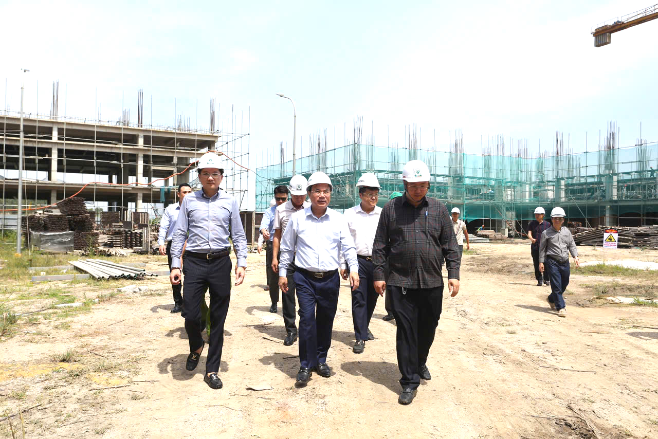 Thứ trưởng Nguyễn Văn Sinh kiểm tra dự &aacute;n nh&agrave; ở x&atilde; hội tại Quảng Ninh- Ảnh 1.