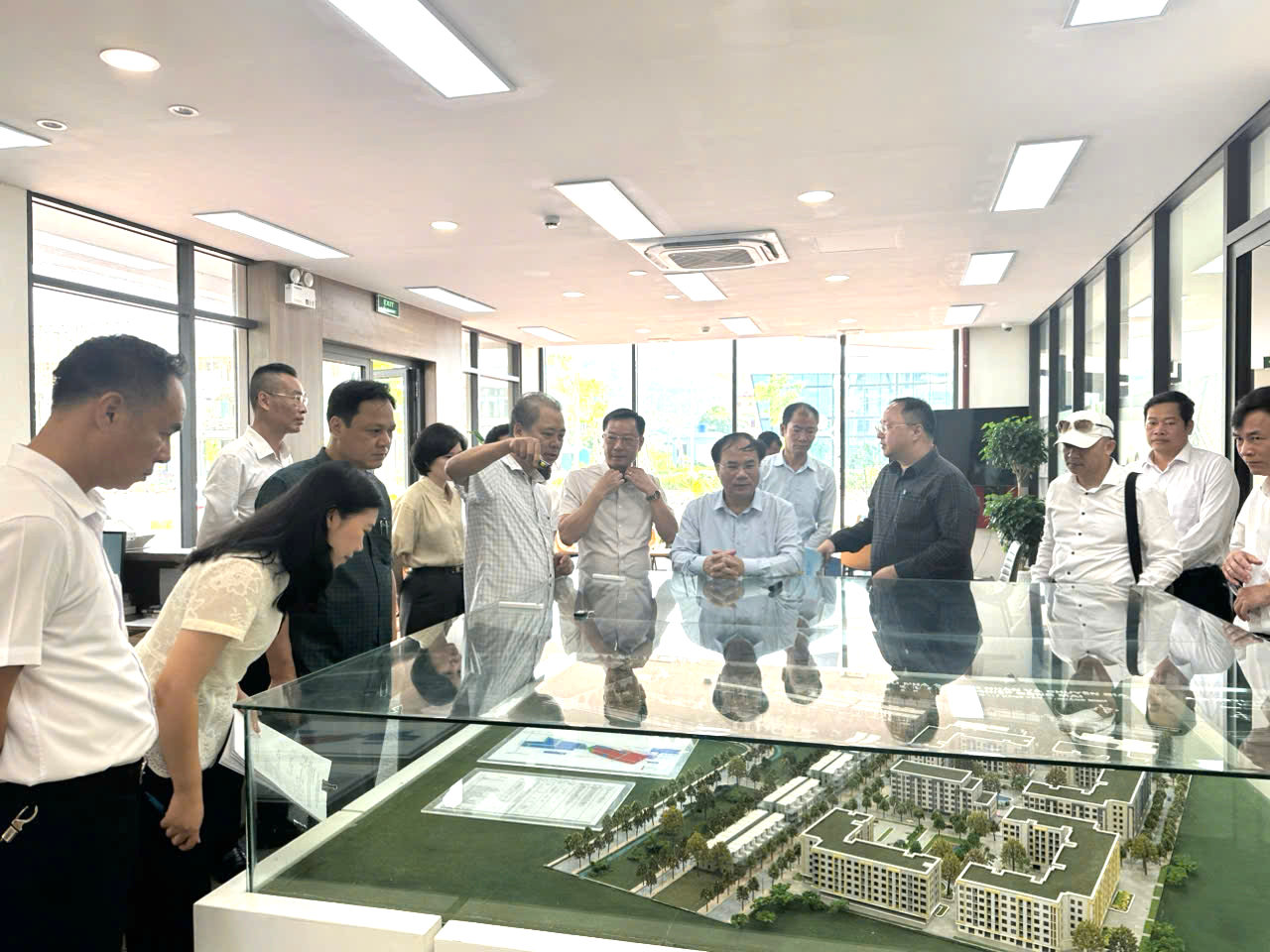 Thứ trưởng Nguyễn Văn Sinh kiểm tra dự &aacute;n nh&agrave; ở x&atilde; hội tại Quảng Ninh- Ảnh 2.
