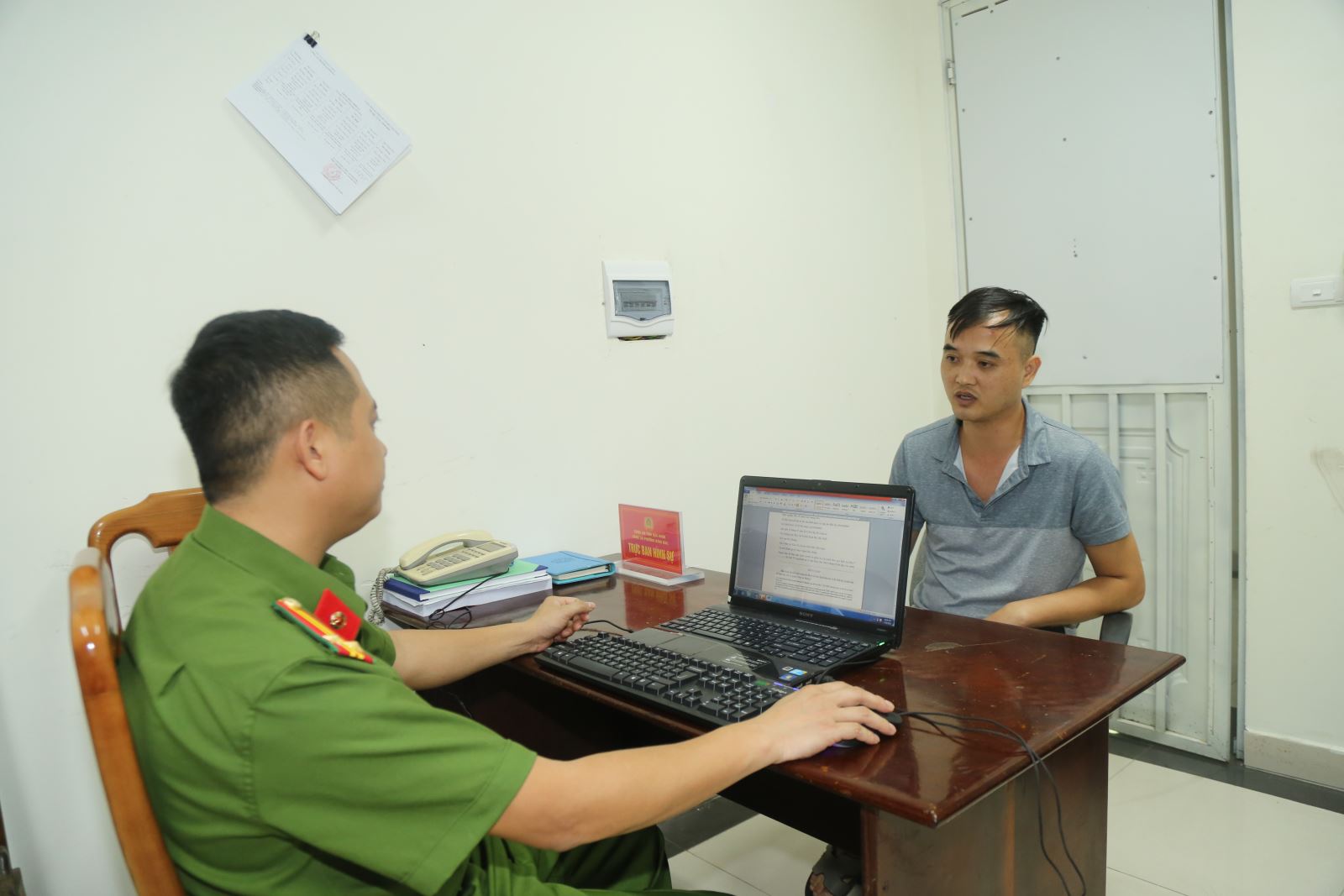 Bắt giữ 2 người sau vụ t&agrave;i xế &ocirc; t&ocirc; bị h&agrave;nh hung giữa phố ở Bắc Ninh- Ảnh 1.