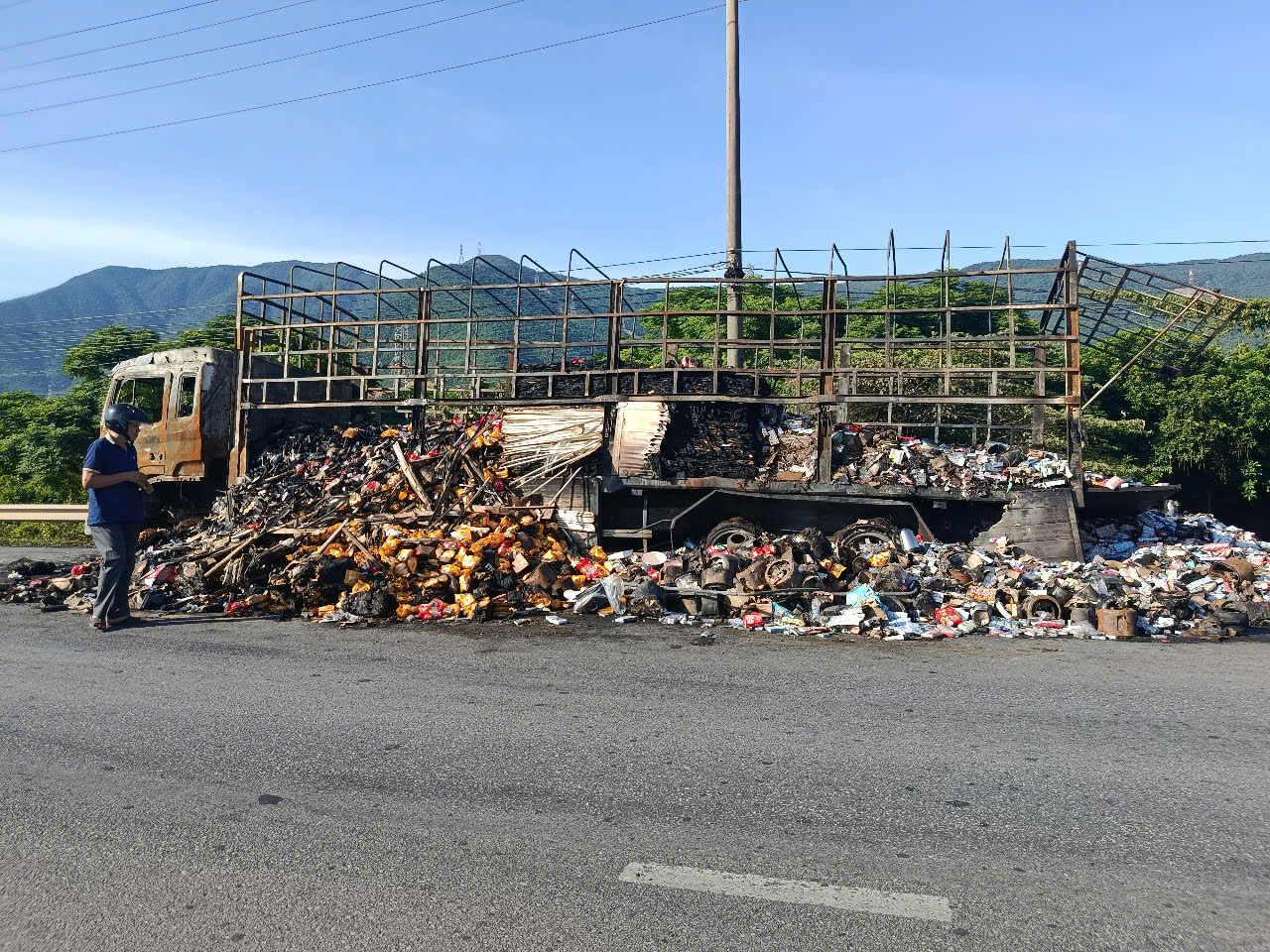 Xe tải bất ngờ bốc ch&aacute;y tr&ecirc;n quốc lộ 1 đoạn tr&aacute;nh H&agrave; Tĩnh- Ảnh 1.