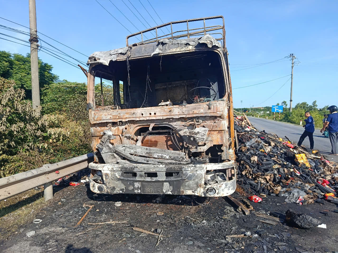 Xe tải bất ngờ bốc ch&aacute;y tr&ecirc;n quốc lộ 1 đoạn tr&aacute;nh H&agrave; Tĩnh- Ảnh 2.