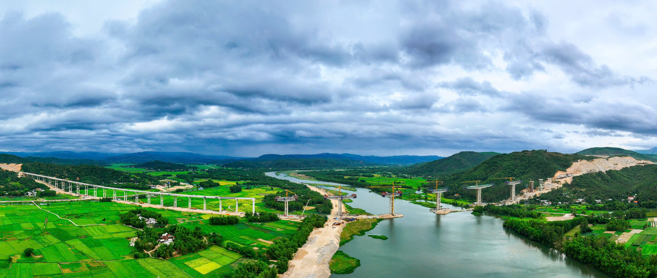 Thứ trưởng Nguyễn Việt Hùng dự lễ hợp long cầu dài nhất cao tốc Quy Nhơn - Chí Thạnh- Ảnh 3. Thứ trưởng Nguyễn Việt Hùng dự lễ hợp long cầu dài nhất cao tốc Quy Nhơn - Chí Thạnh- Ảnh 3.